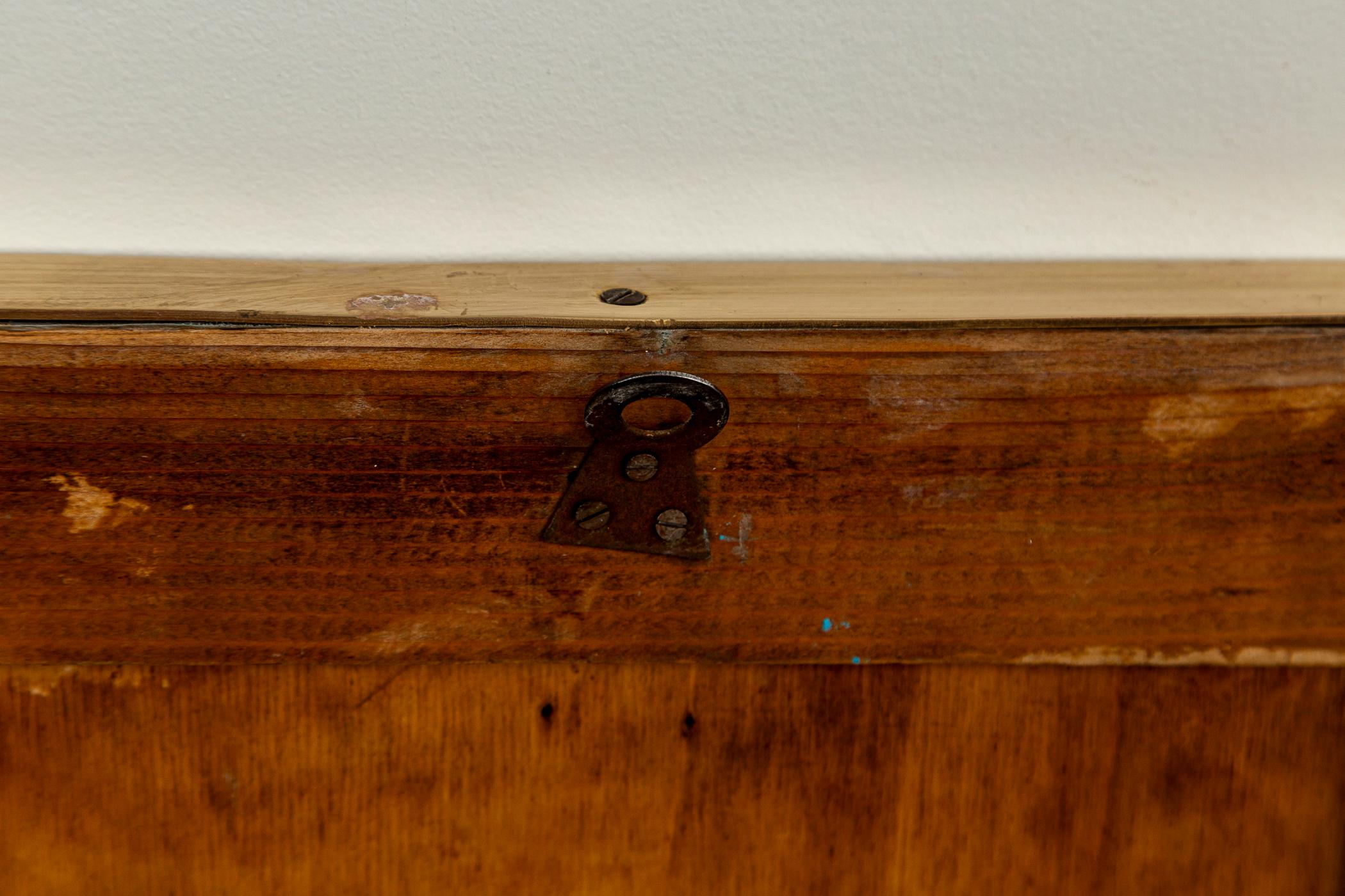 Piccolo specchio a forma di scudo in ottone della metà del secolo scorso in vendita 3