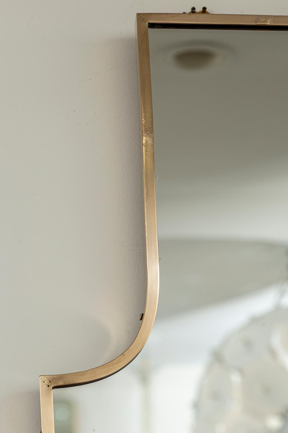 Mid-Century moderno Piccolo specchio a forma di scudo in ottone della metà del secolo scorso in vendita