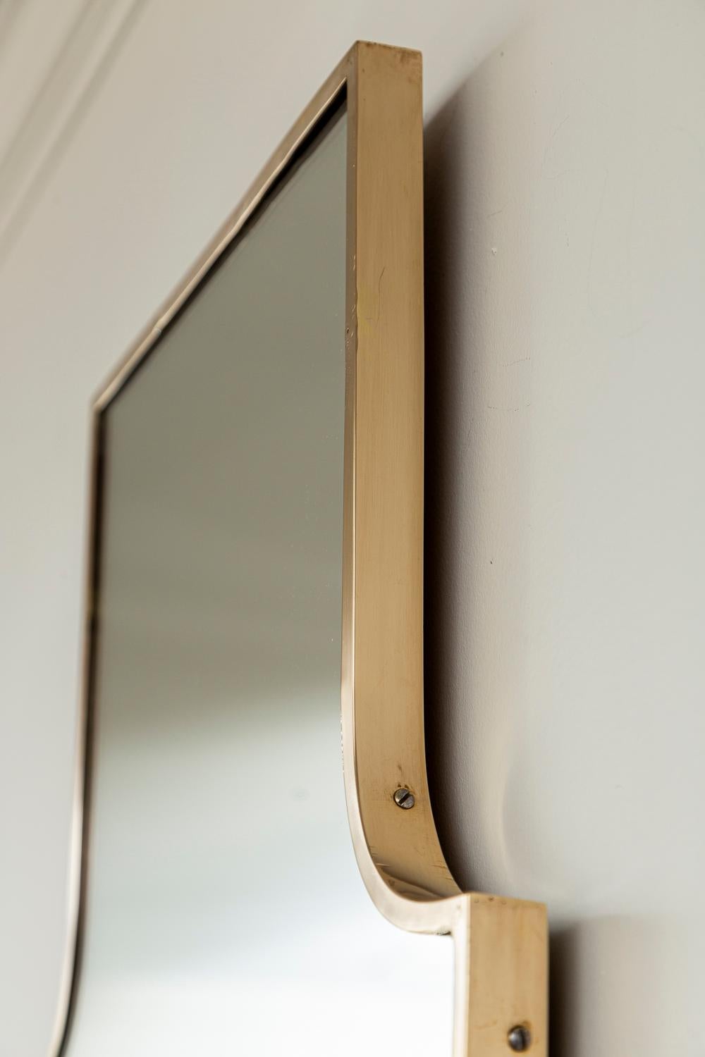 Italiano Piccolo specchio a forma di scudo in ottone della metà del secolo scorso in vendita
