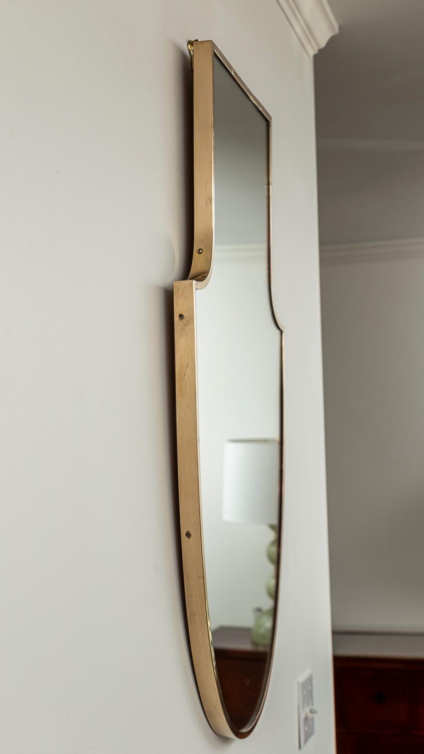 XX secolo Piccolo specchio a forma di scudo in ottone della metà del secolo scorso in vendita