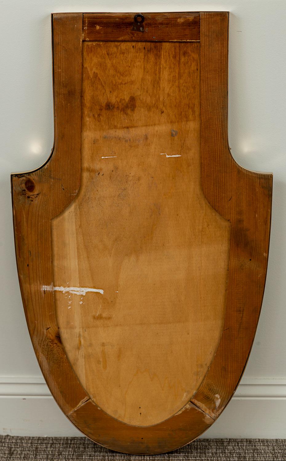 Piccolo specchio a forma di scudo in ottone della metà del secolo scorso in vendita 2
