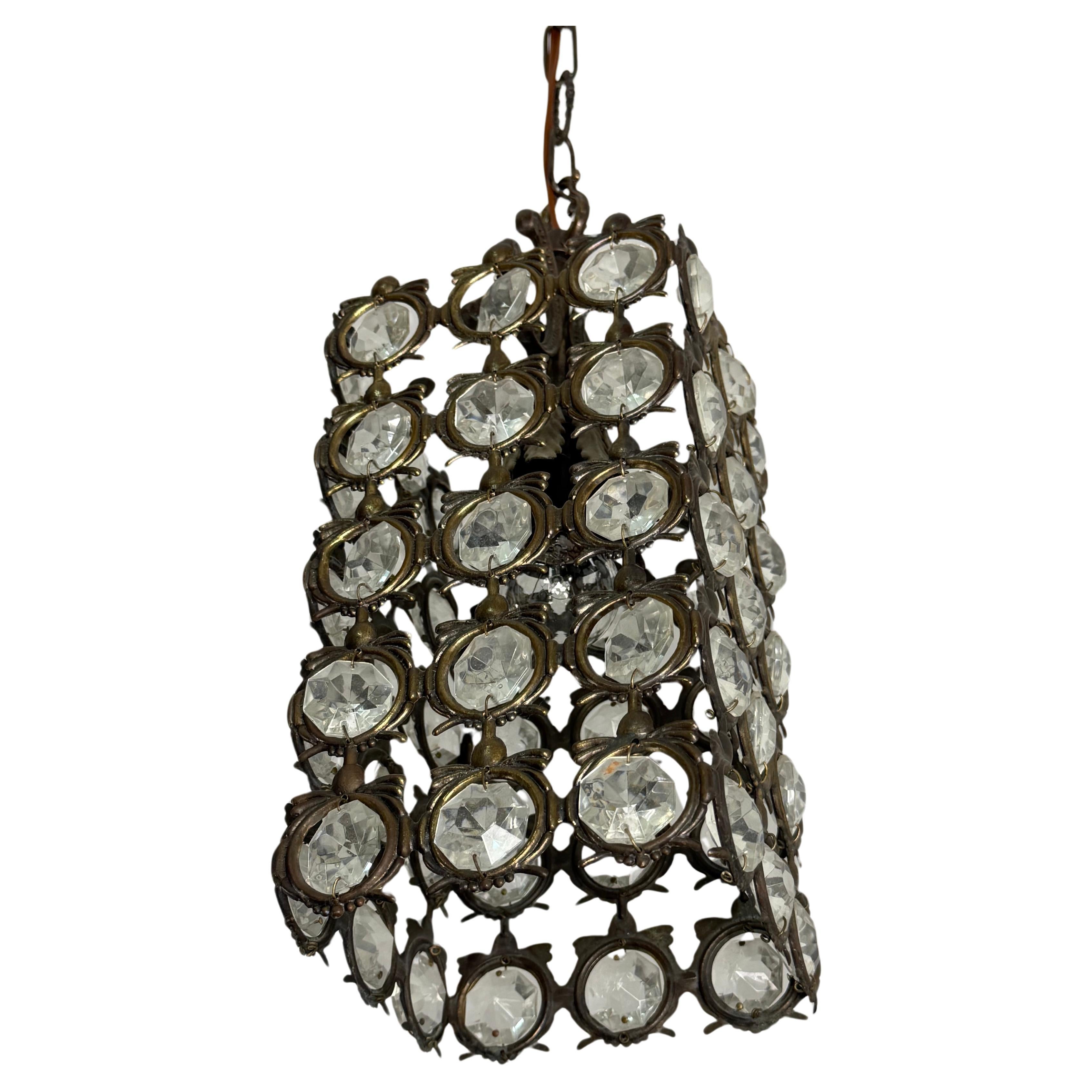 Piccolo lampadario italiano di metà secolo in bronzo e cristallo, anni 
40 in vendita