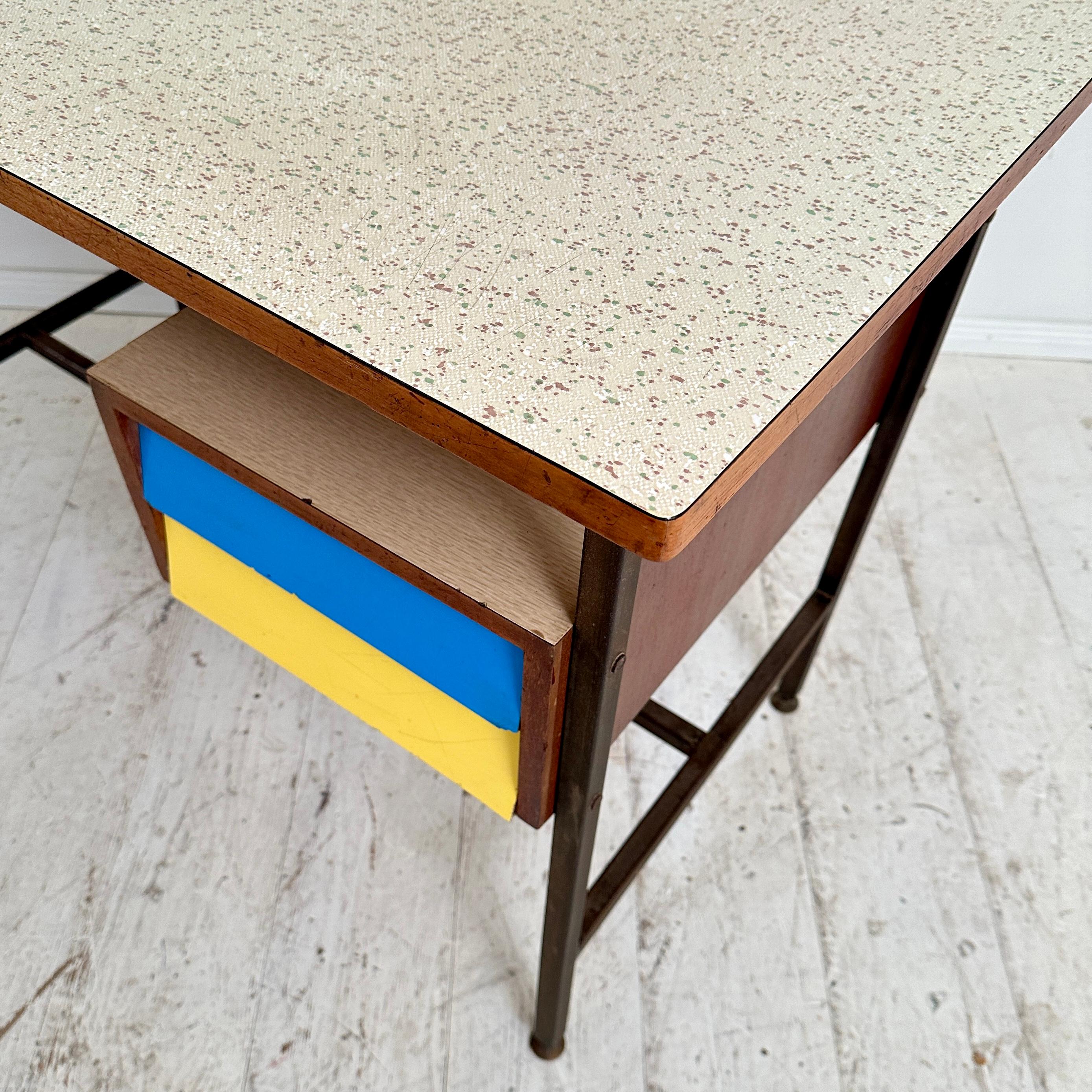 Small Mid Century Italian Desk in Metal, Walnut and Formica, around 1950 For Sale 5