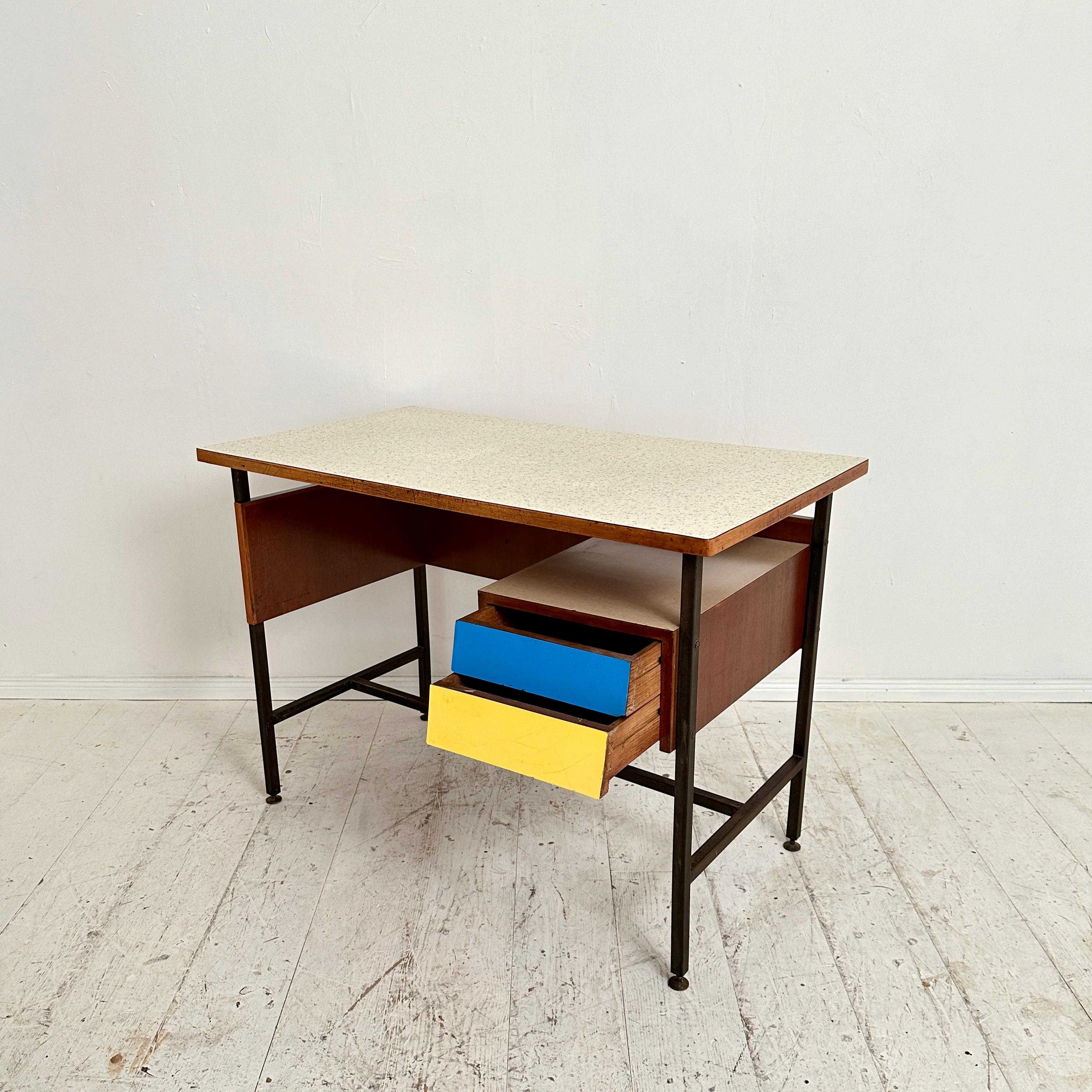 Small Mid Century Italian Desk in Metal, Walnut and Formica, around 1950 For Sale 7