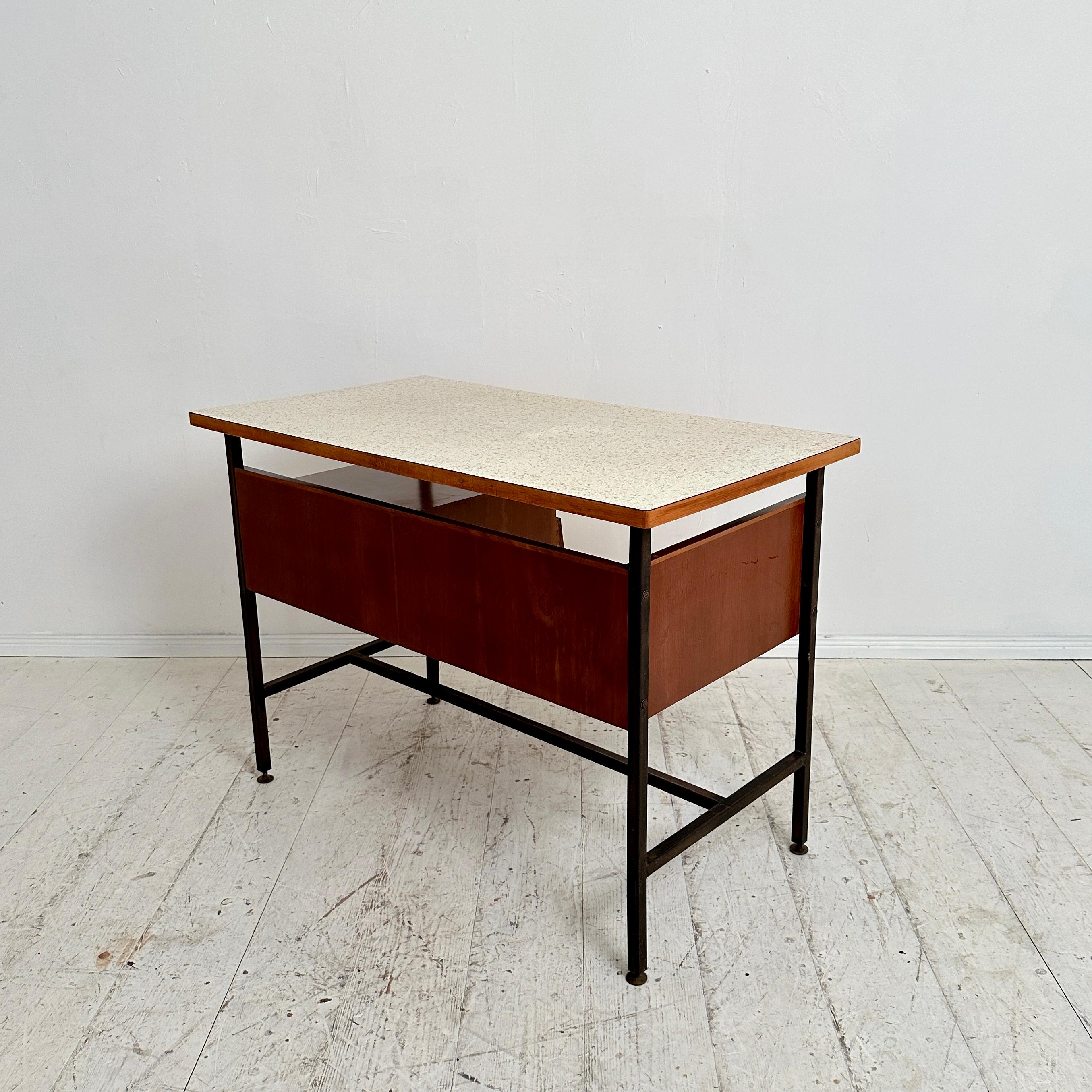 Kleiner italienischer Schreibtisch aus Metall, Nussbaum und Formica aus der Mitte des Jahrhunderts, um 1950 im Angebot 9