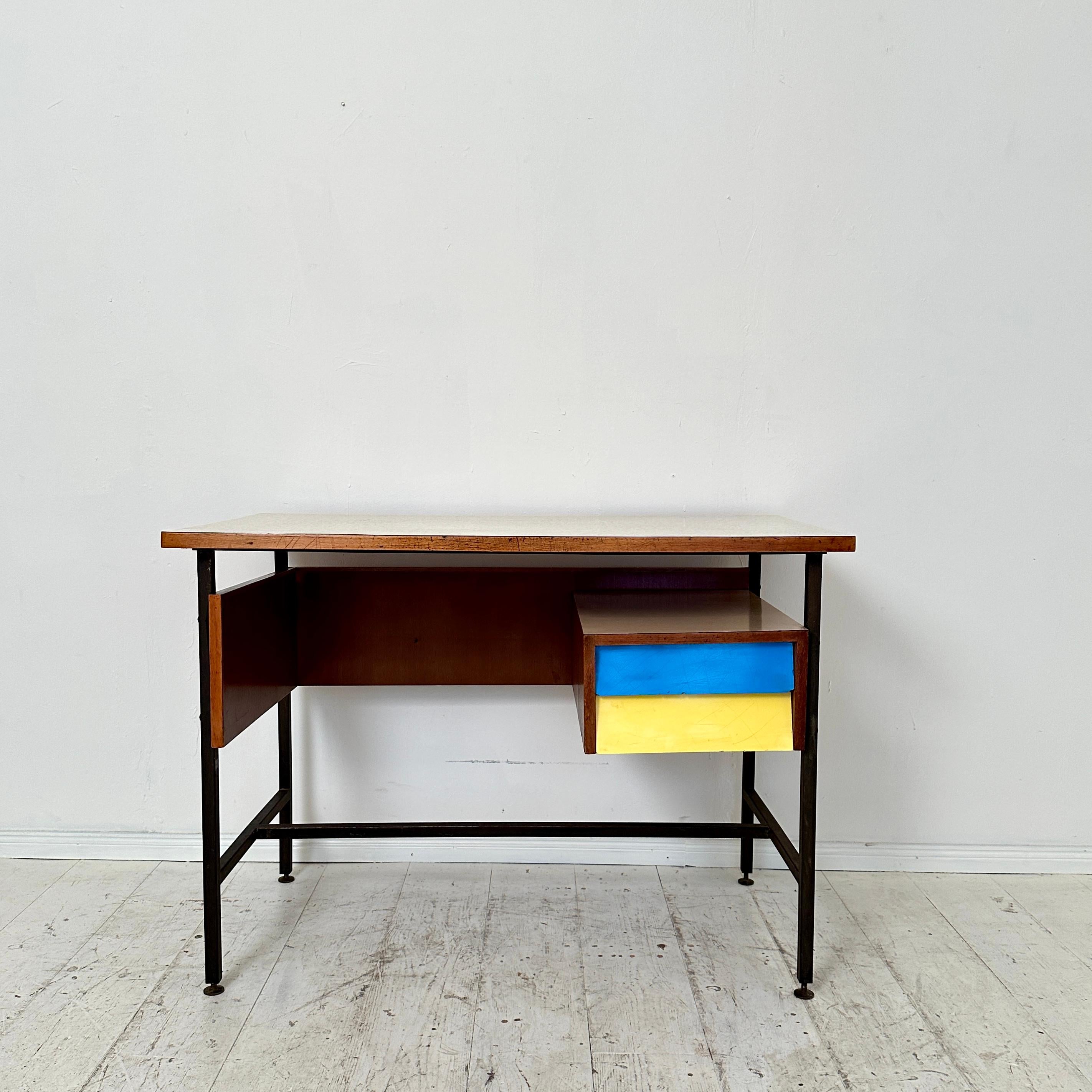 Als charmantes Relikt aus der Mitte des 20. Jahrhunderts verkörpert dieser kleine italienische Schreibtisch die Essenz des Designs aus der Mitte des Jahrhunderts mit einer perfekten Mischung aus Metall, Nussbaum und Formica. Seine kompakte Form, die