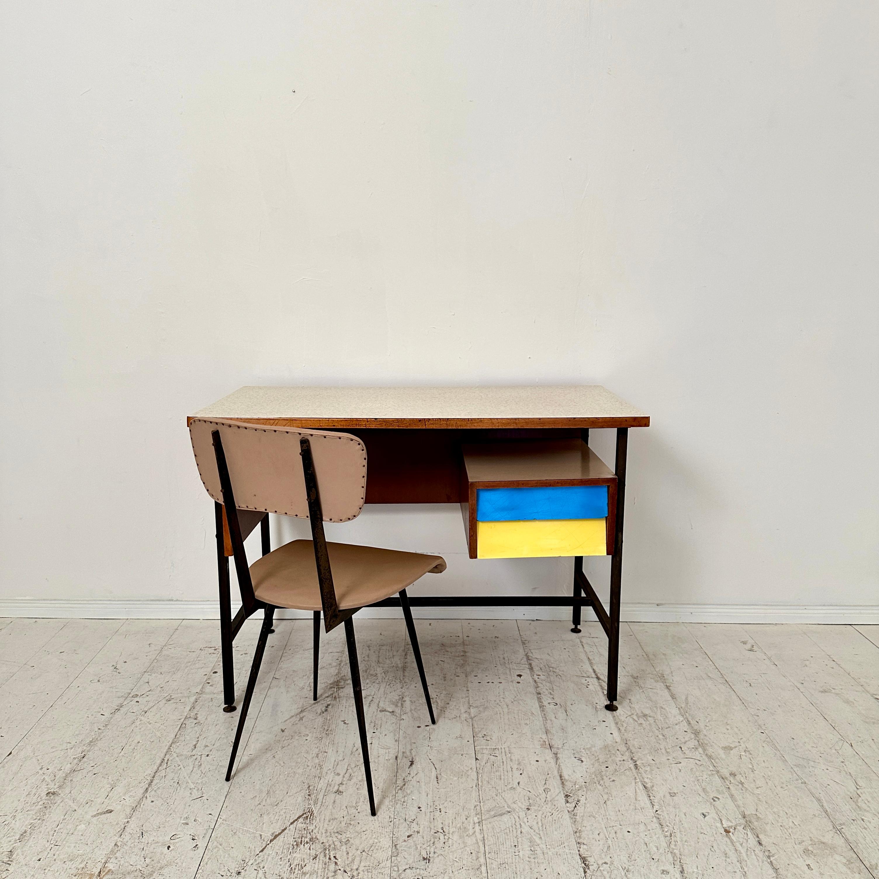 Small Mid Century Italian Desk in Metal, Walnut and Formica, around 1950 In Good Condition For Sale In Berlin, DE