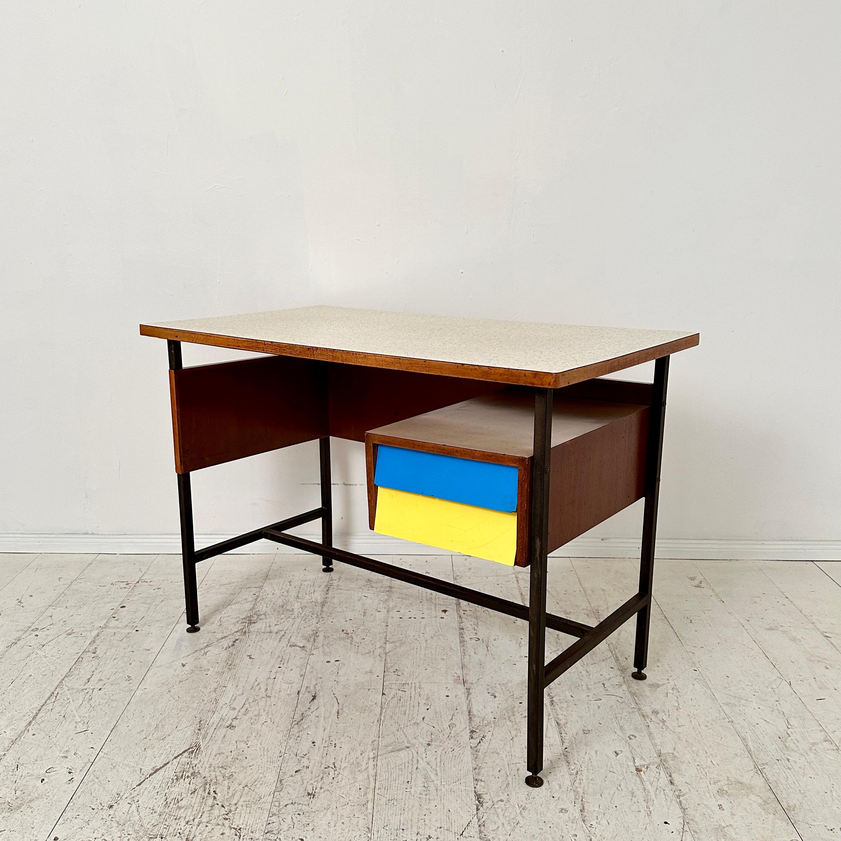 Small Mid Century Italian Desk in Metal, Walnut and Formica, around 1950 For Sale 1