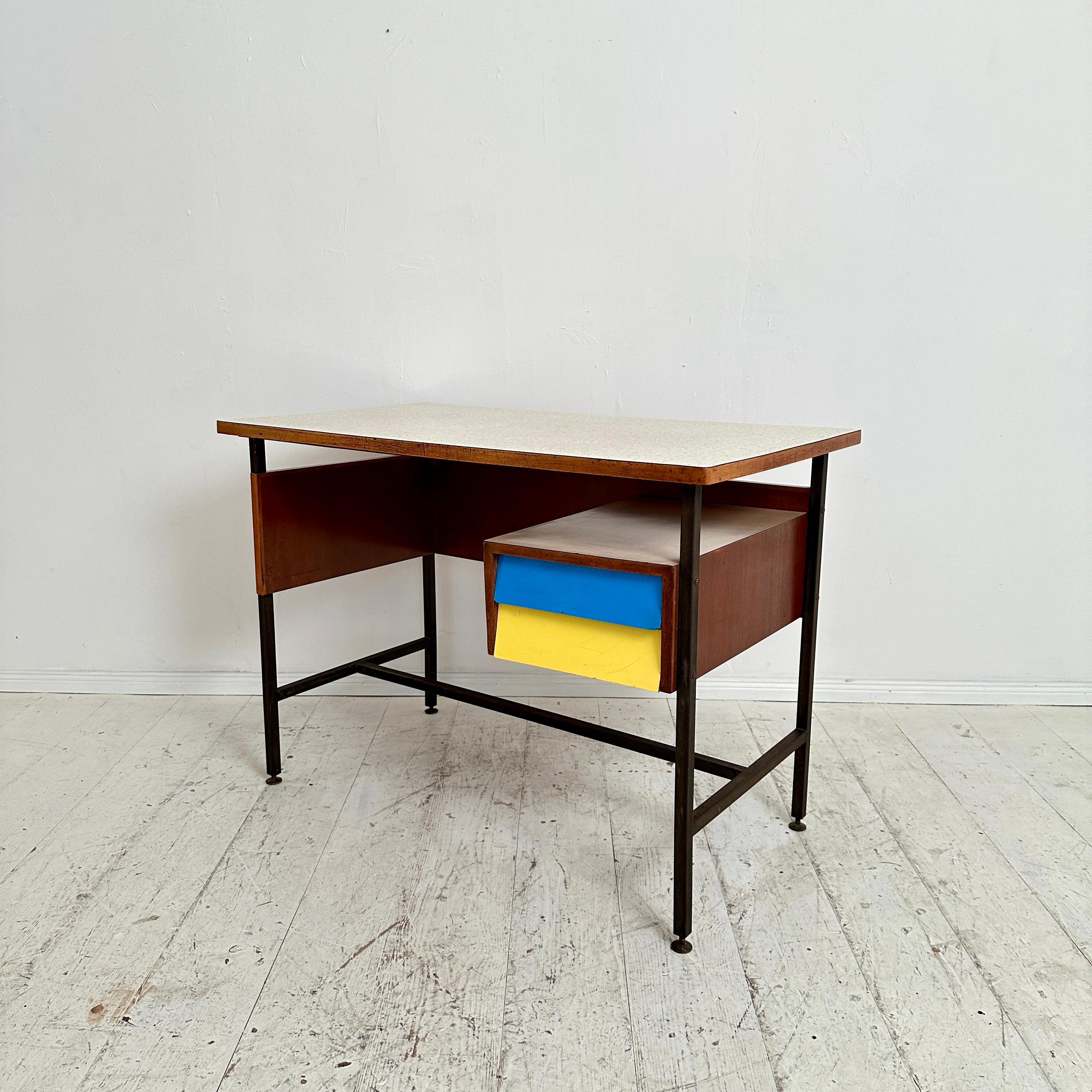Small Mid Century Italian Desk in Metal, Walnut and Formica, around 1950 For Sale 2