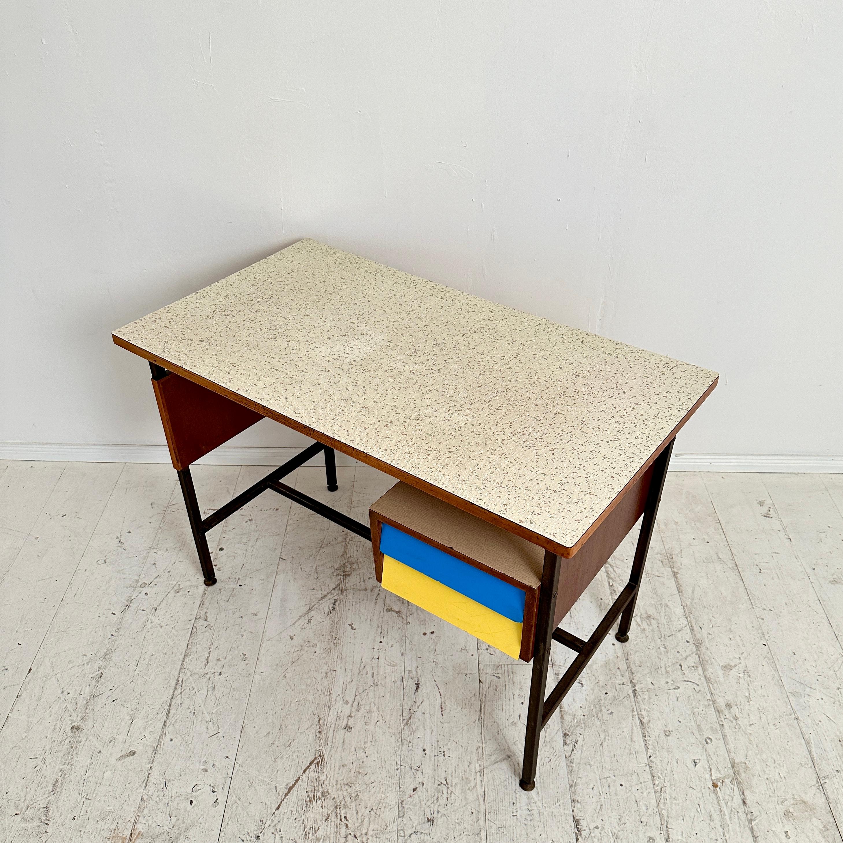Small Mid Century Italian Desk in Metal, Walnut and Formica, around 1950 For Sale 3