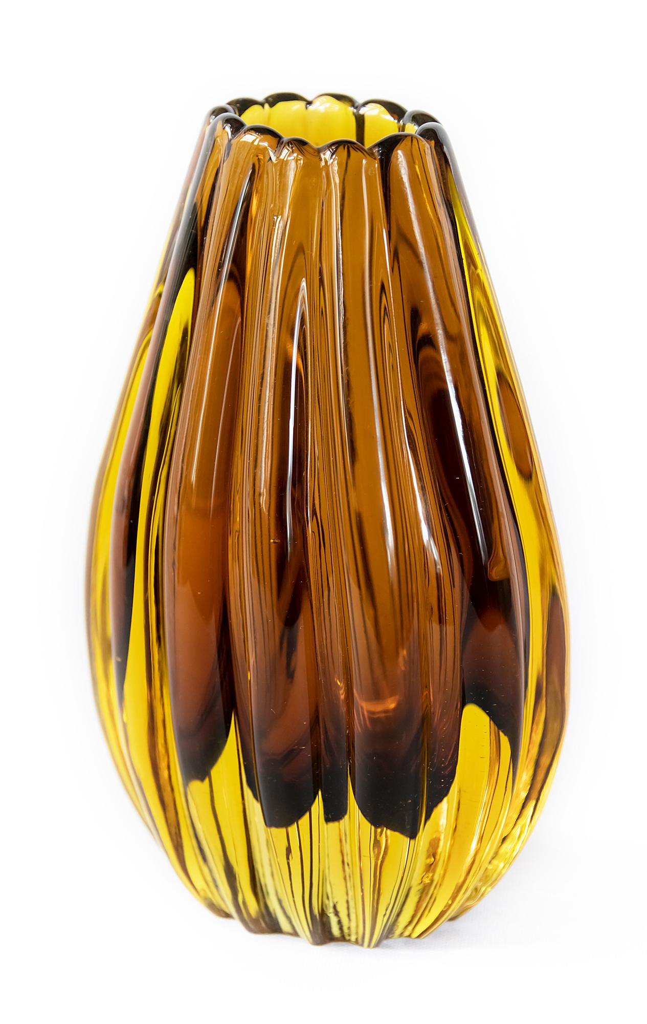 Petit vase en verre de Murano fabriqué à la main au milieu du siècle dernier, de couleur ambrée, créé par Flavio Poli pour Seguso, dans les années 1950/60.
Signé en bas.
   