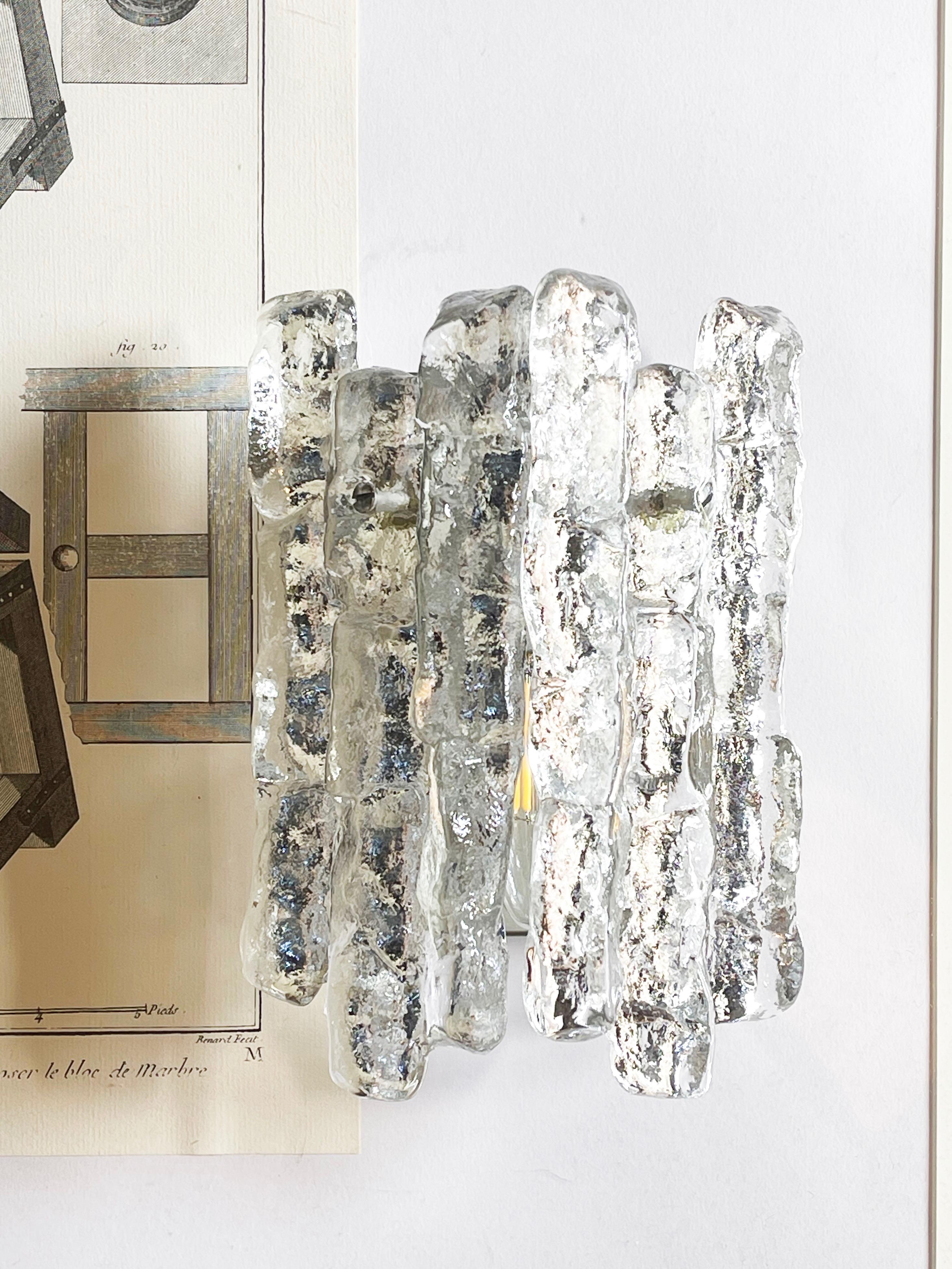 Pequeña lámpara de pared Kalmar de mediados de siglo Vidrio de Murano hielo carámbano Años 70, Viena Moderno de mediados de siglo en venta