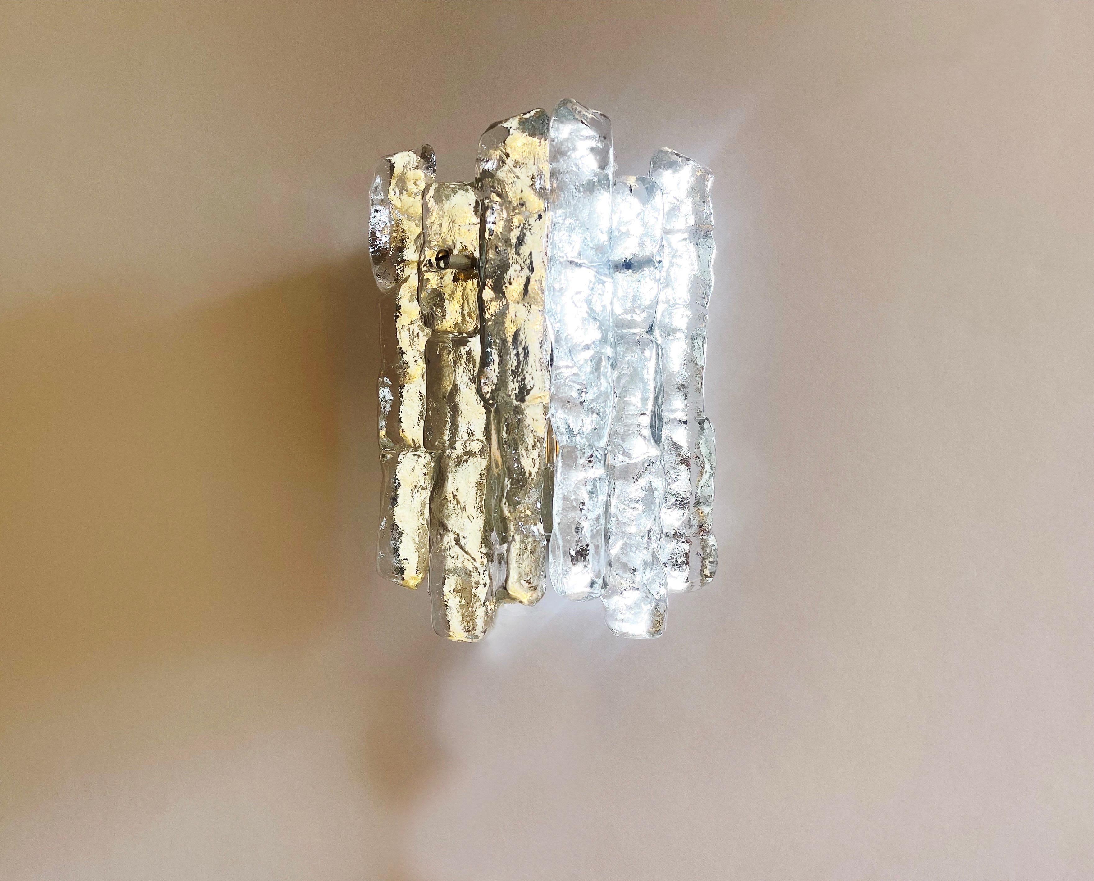Pequeña lámpara de pared Kalmar de mediados de siglo Vidrio de Murano hielo carámbano Años 70, Viena Hecho a máquina en venta