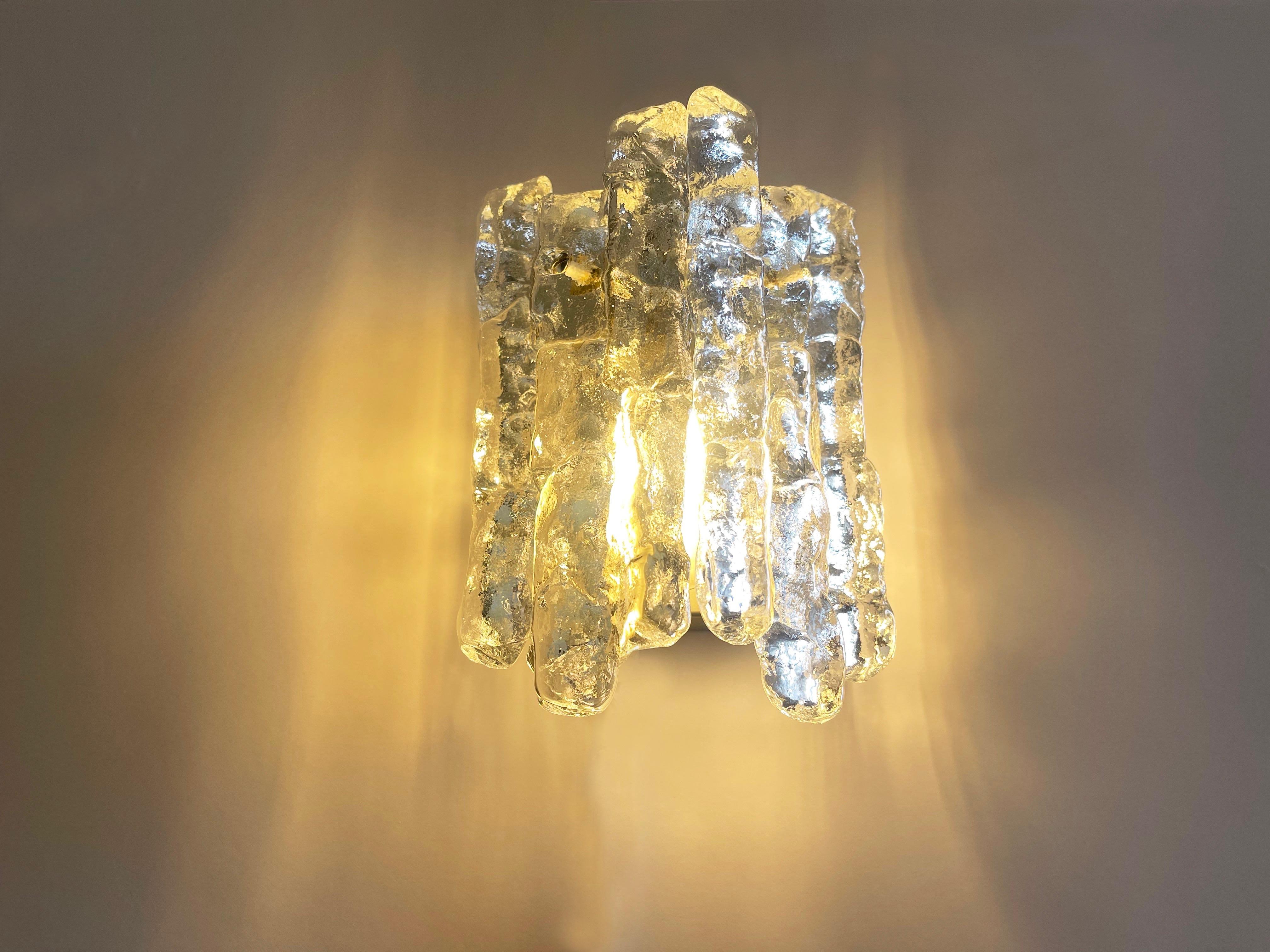 Pequeña lámpara de pared Kalmar de mediados de siglo Vidrio de Murano hielo carámbano Años 70, Viena en Bueno estado para la venta en Andernach, DE