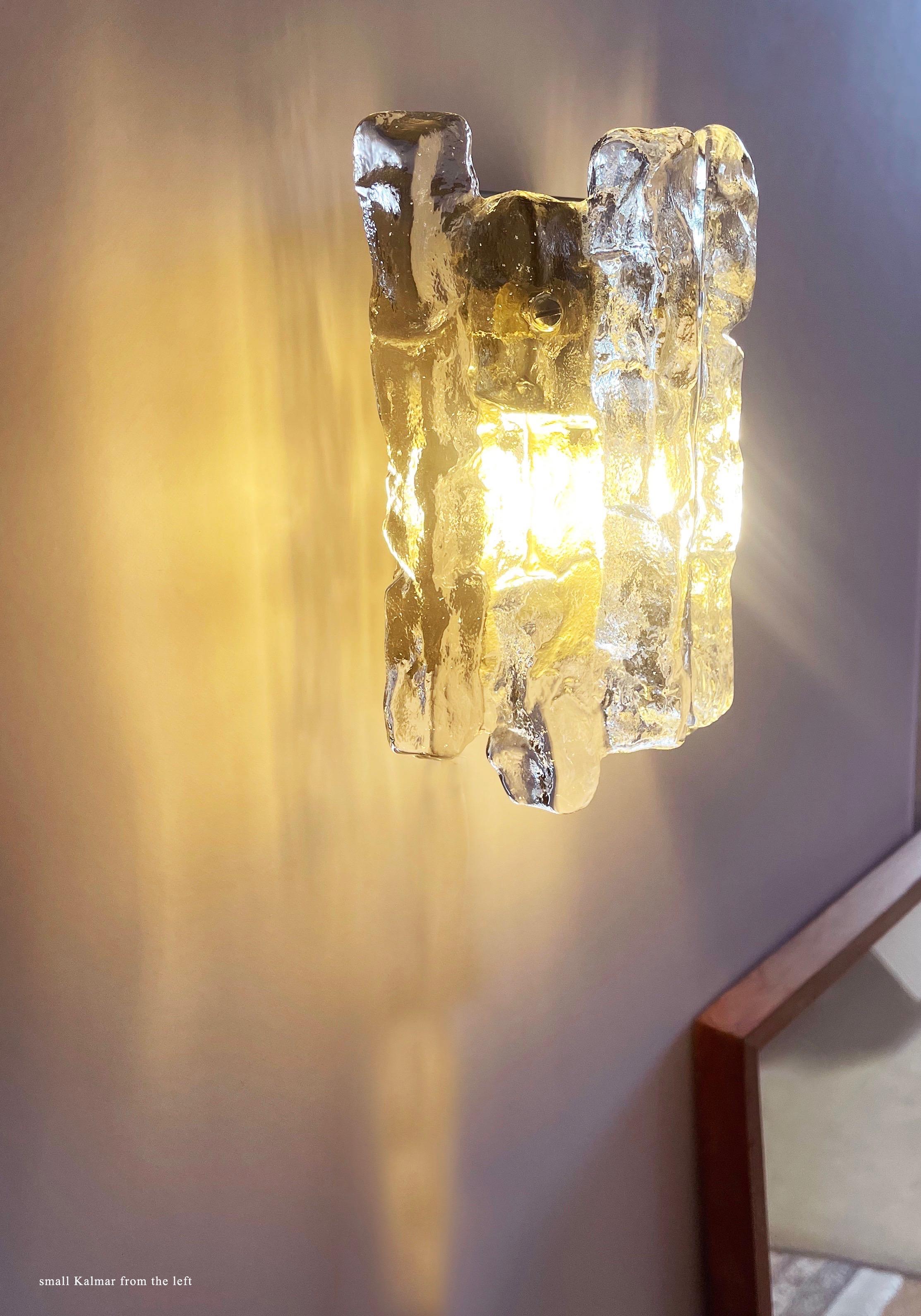 Pequeña lámpara de pared Kalmar de mediados de siglo Vidrio de Murano hielo carámbano Años 70, Viena siglo XX en venta