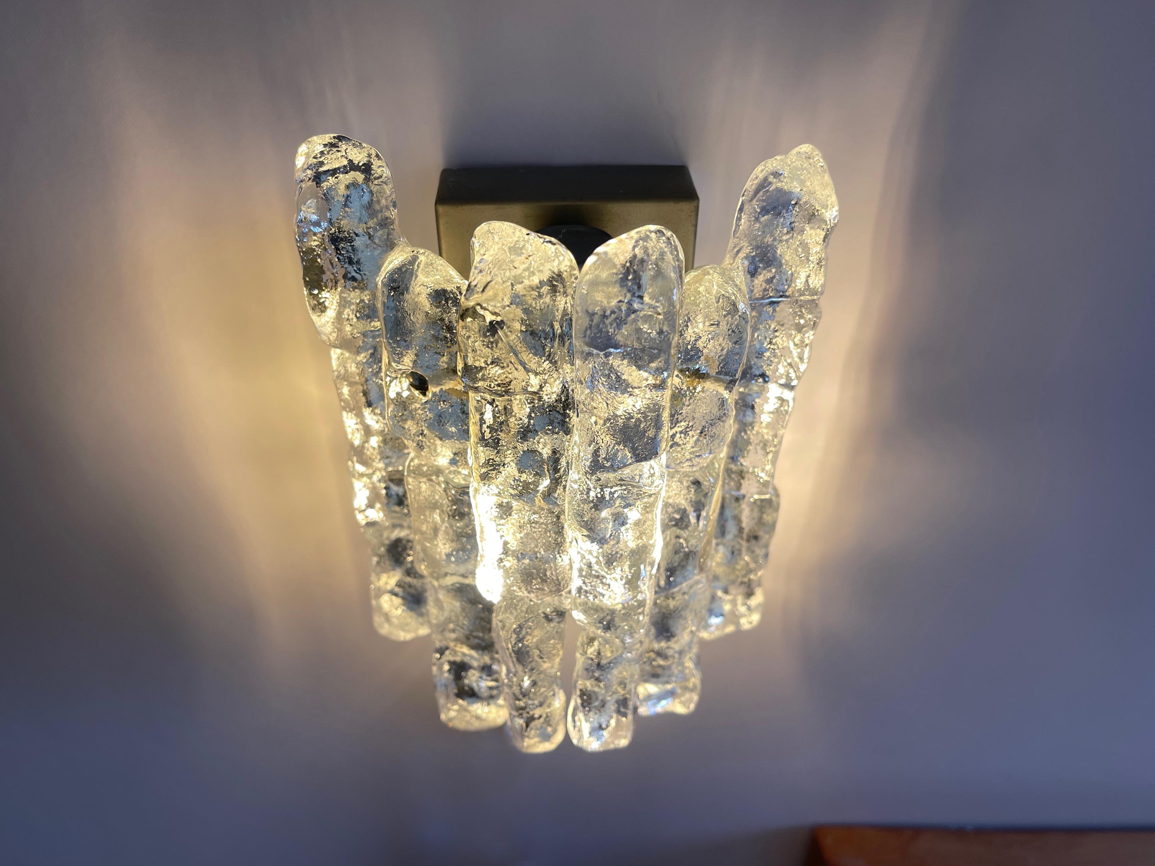 Pequeña lámpara de pared Kalmar de mediados de siglo Vidrio de Murano hielo carámbano Años 70, Viena Metal en venta