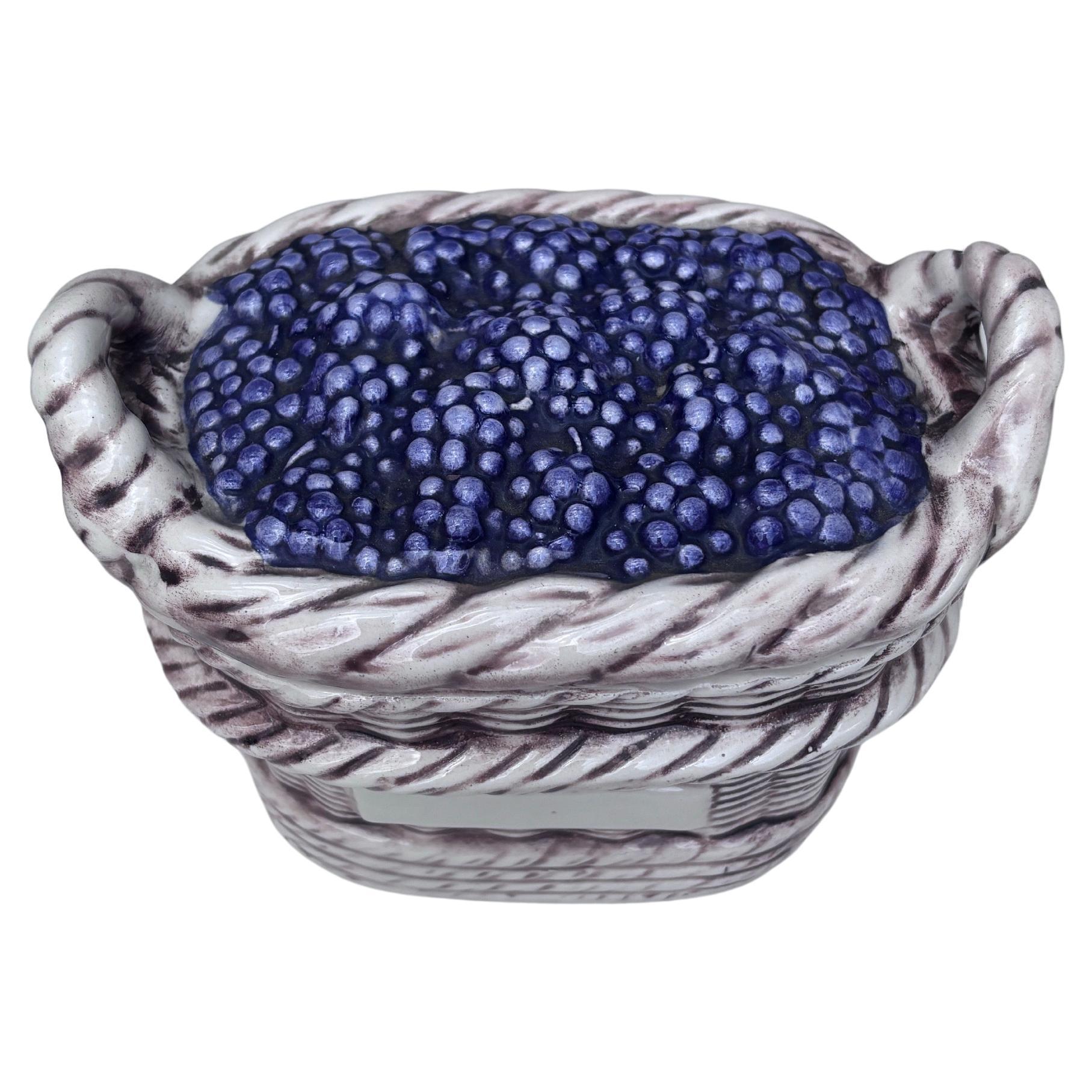 Mid-Century moderno Piccola zuppiera di more in maiolica di metà secolo in vendita