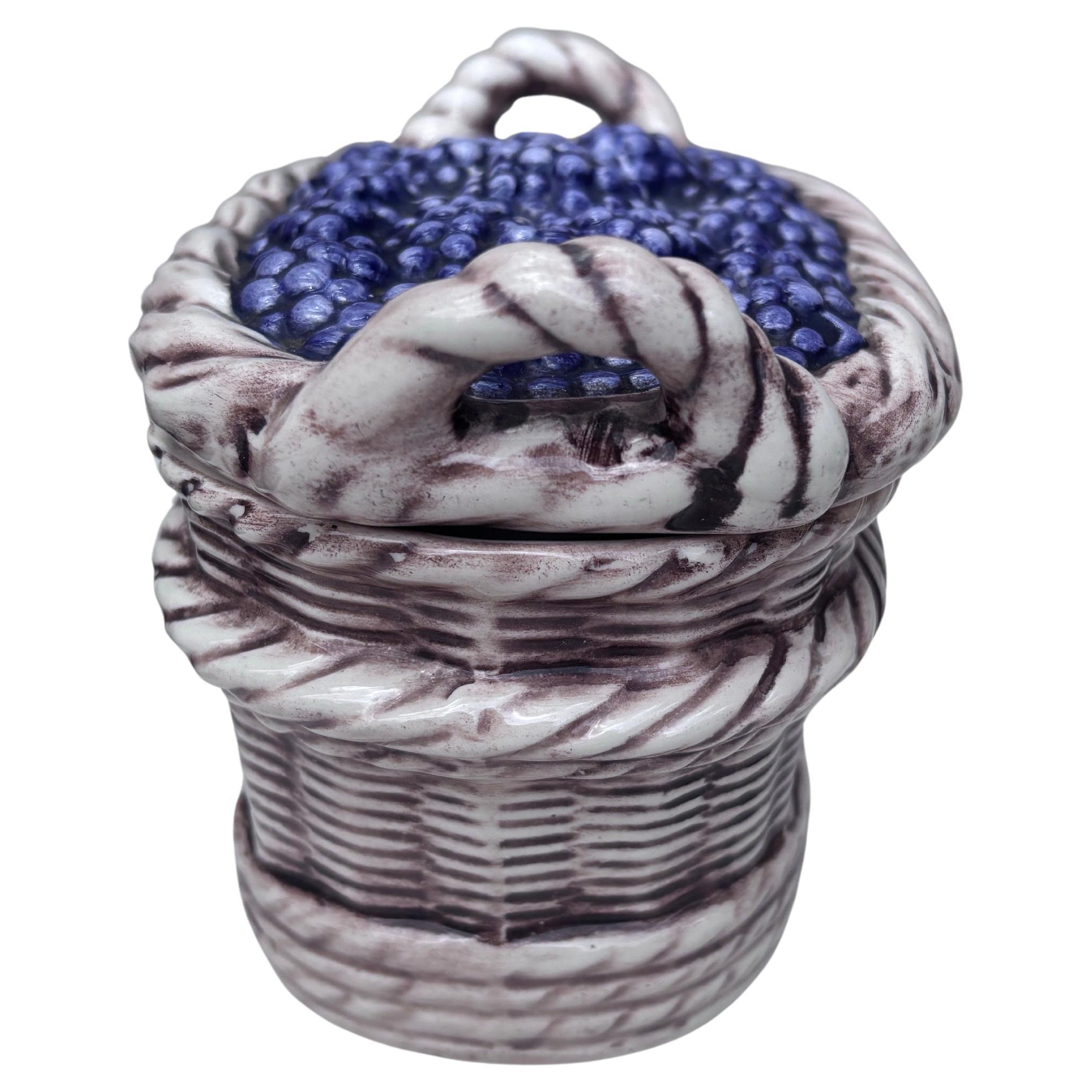 Francese Piccola zuppiera di more in maiolica di metà secolo in vendita