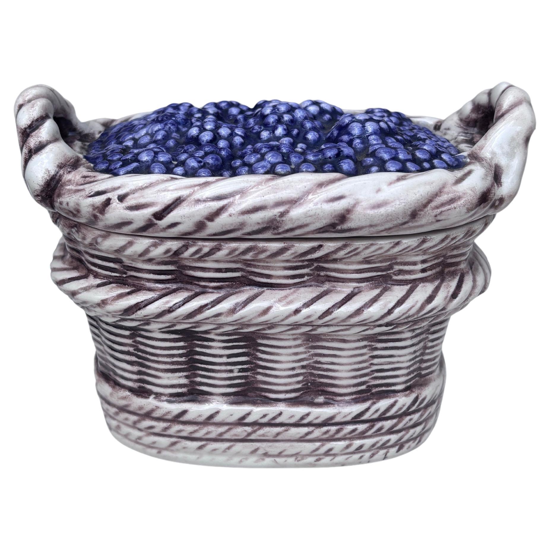 Piccola zuppiera di more in maiolica di metà secolo in vendita