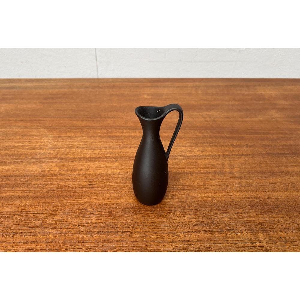 Small Mid-Century Minimalist Wormser Terra-Sigillata Pottery Carafe Vase, Germany, 1960s, in Very Good conditions. Designed 1960 to 1969 This piece has an attribution markIt is completely authentic 

Additional information:
Materials: