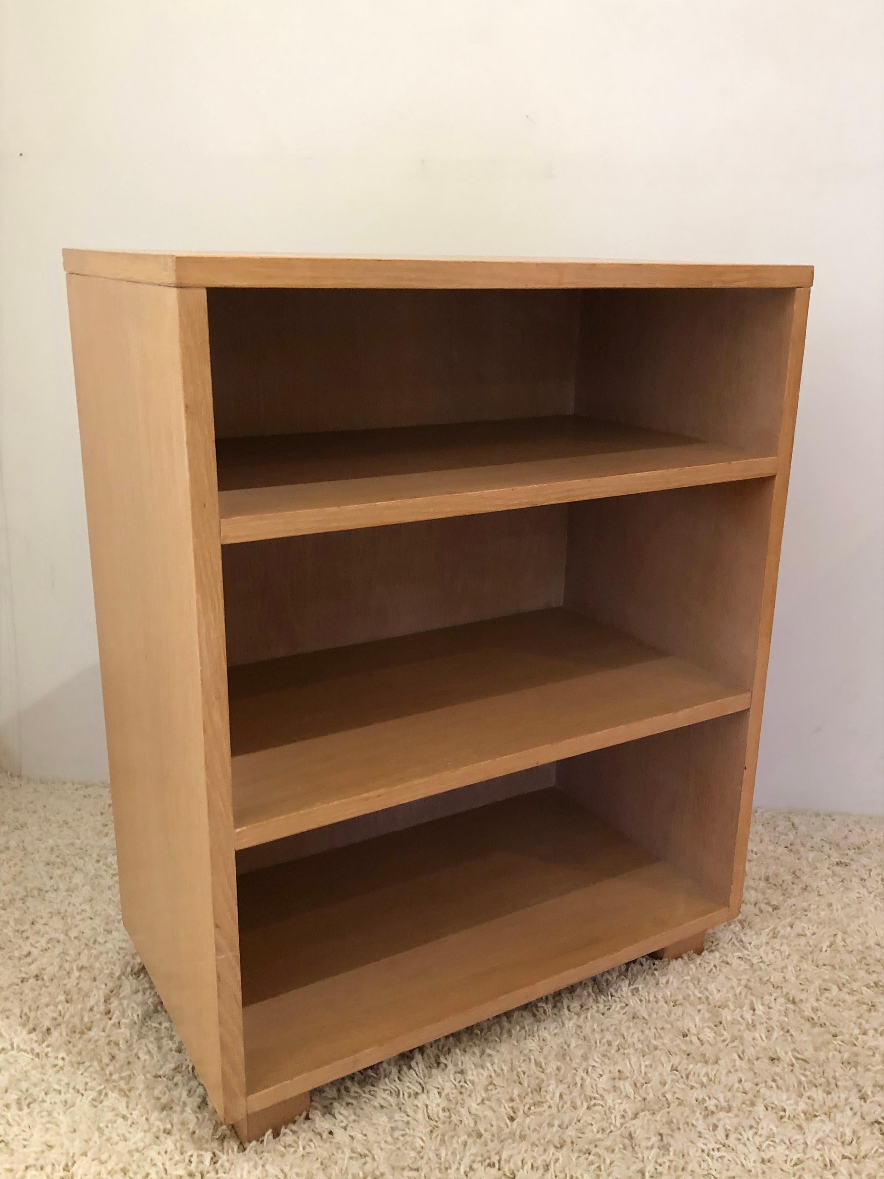 Small Mid-Century Modern Bleached Cerused Oak Book Case In Good Condition For Sale In Westport, CT