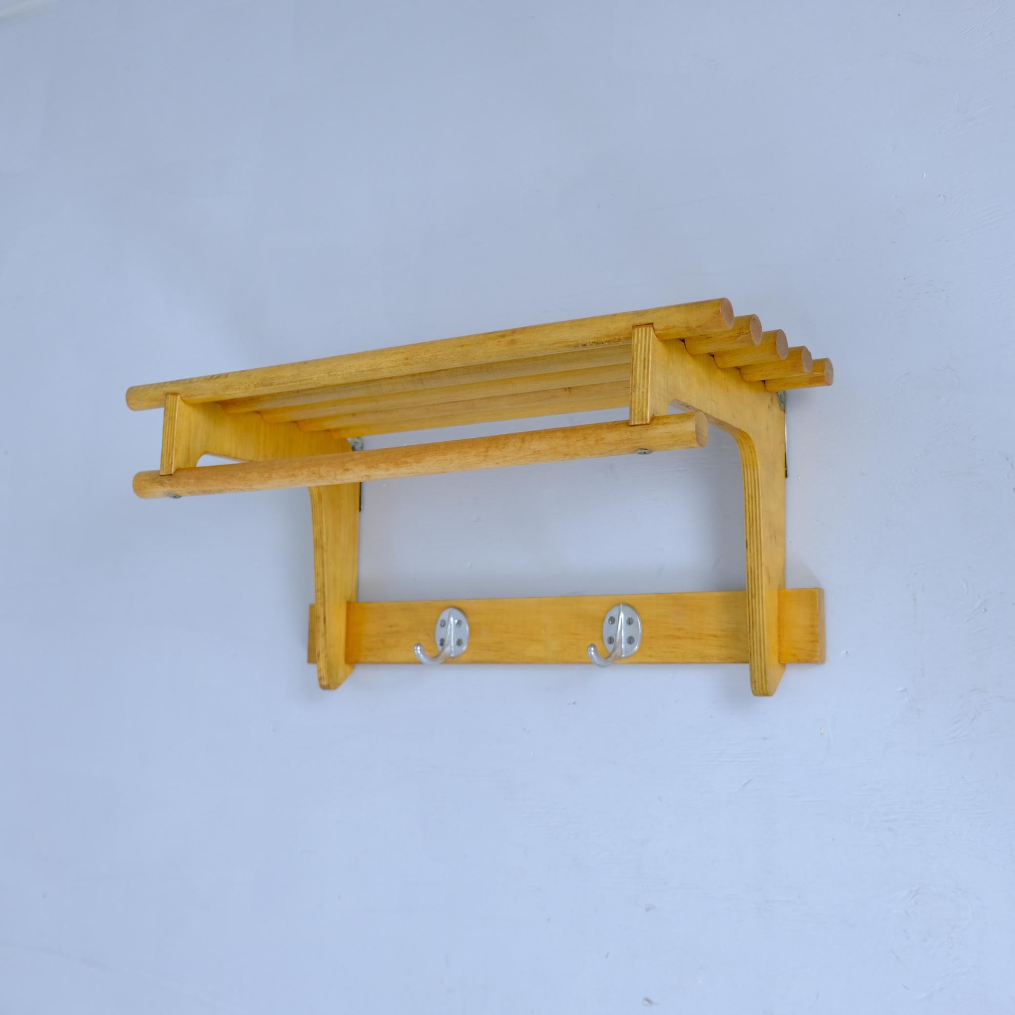 Mid-Century Modern Petit porte-manteau / porte-chapeau moderne du milieu du siècle en bouleau, Finlande années 1950 en vente