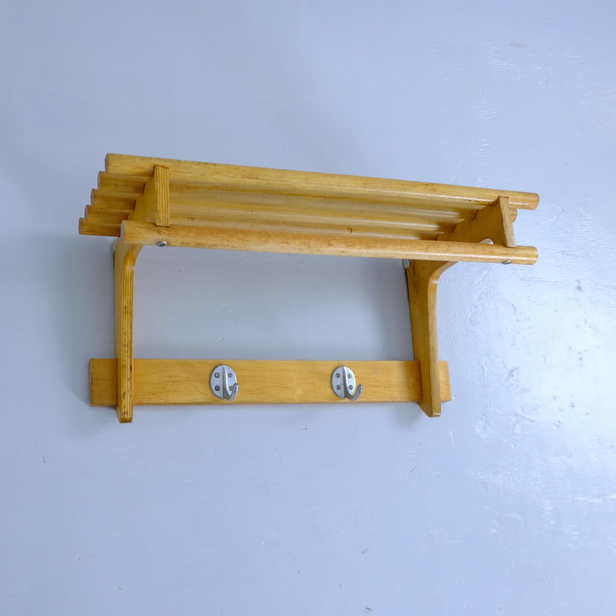 Finlandais Petit porte-manteau / porte-chapeau moderne du milieu du siècle en bouleau, Finlande années 1950 en vente