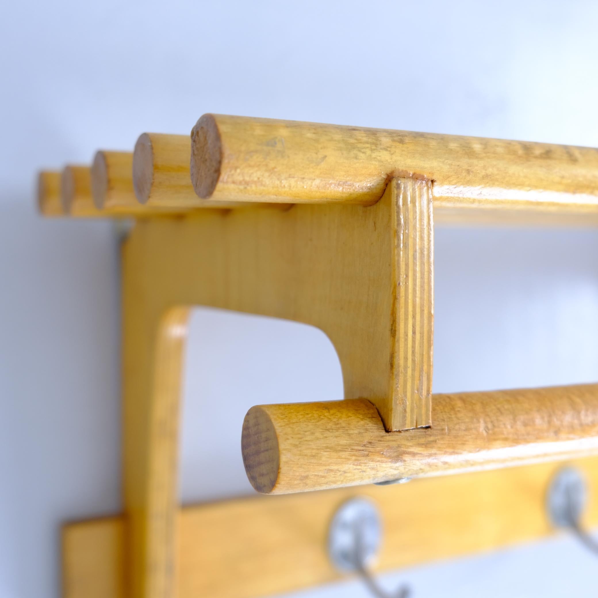 Petit porte-manteau / porte-chapeau moderne du milieu du siècle en bouleau, Finlande années 1950 Bon état - En vente à Helsinki, FI