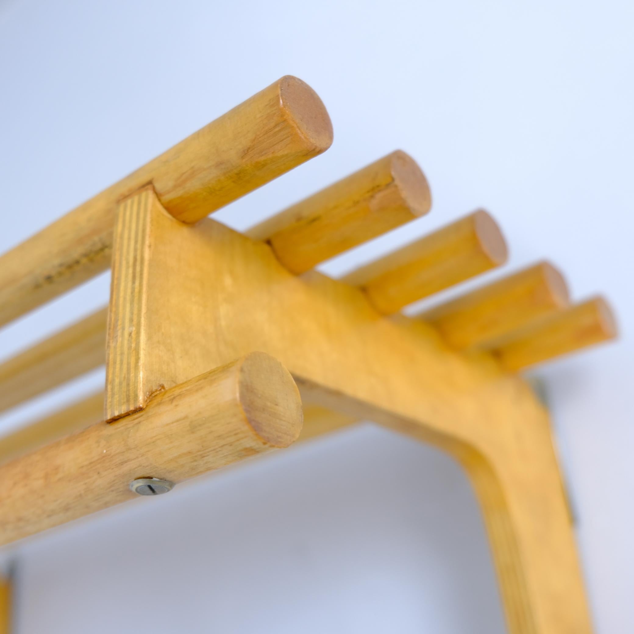 Métal Petit porte-manteau / porte-chapeau moderne du milieu du siècle en bouleau, Finlande années 1950 en vente