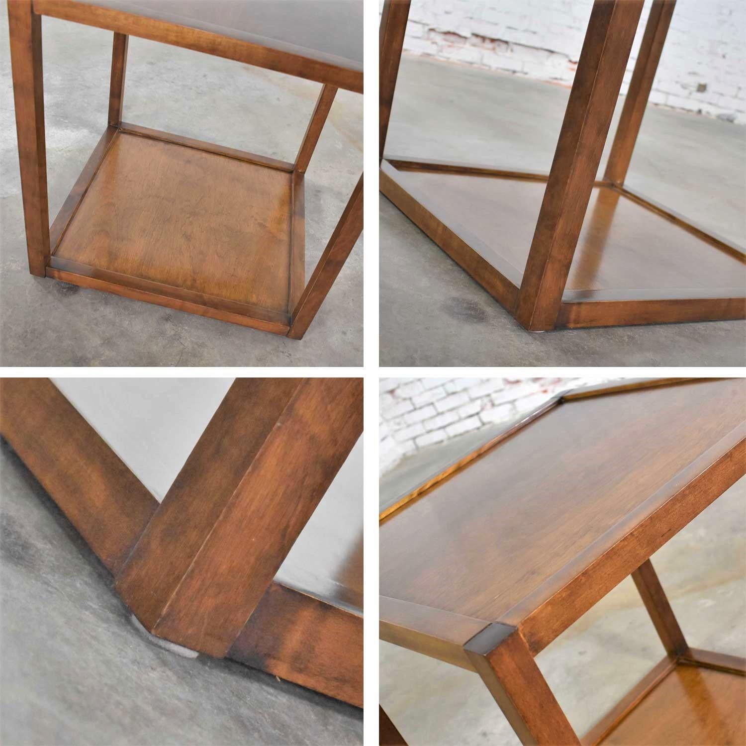 Small Mid-Century Modern Cube Like Side End or Occasional Table For Sale 4