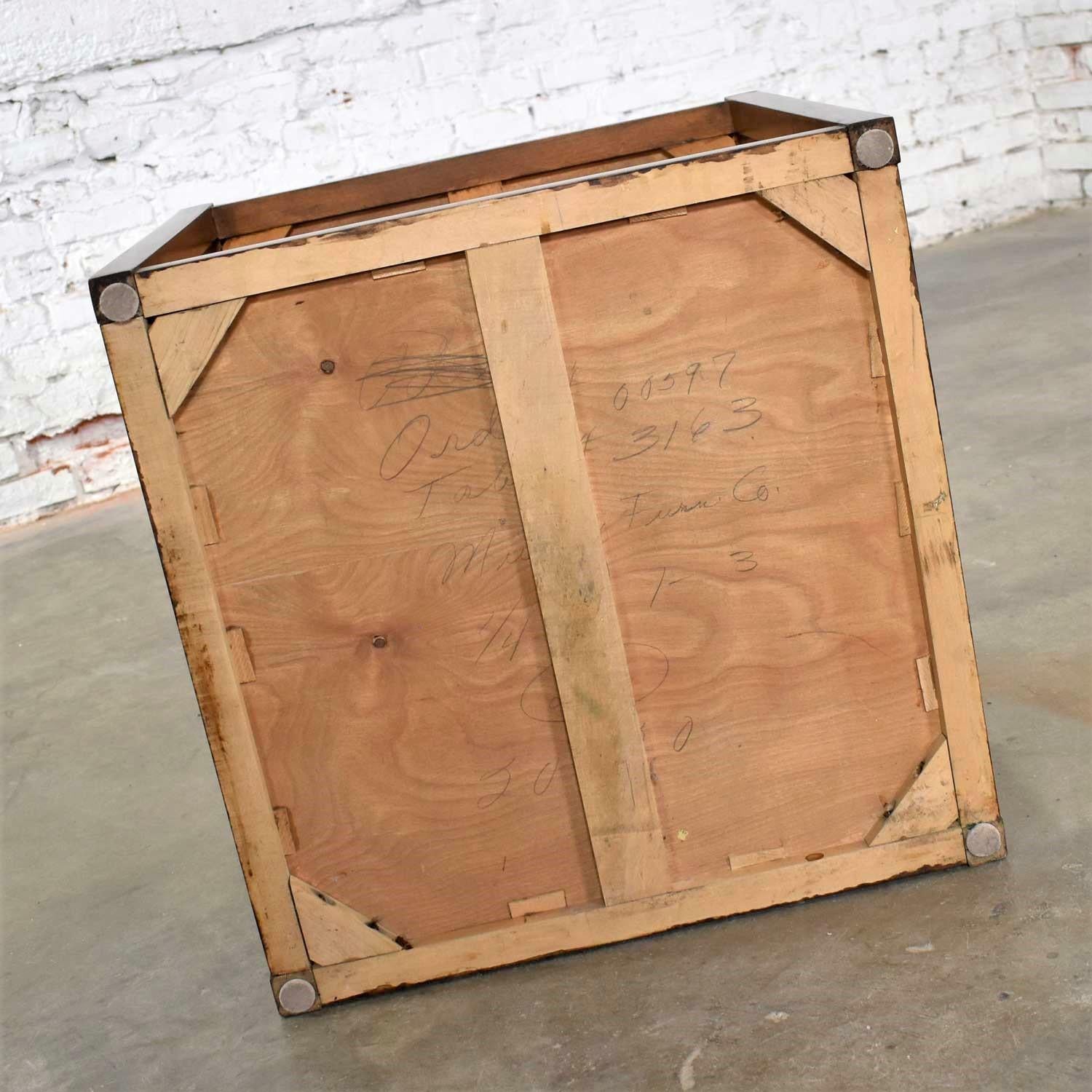 Small Mid-Century Modern Cube Like Side End or Occasional Table en vente 7