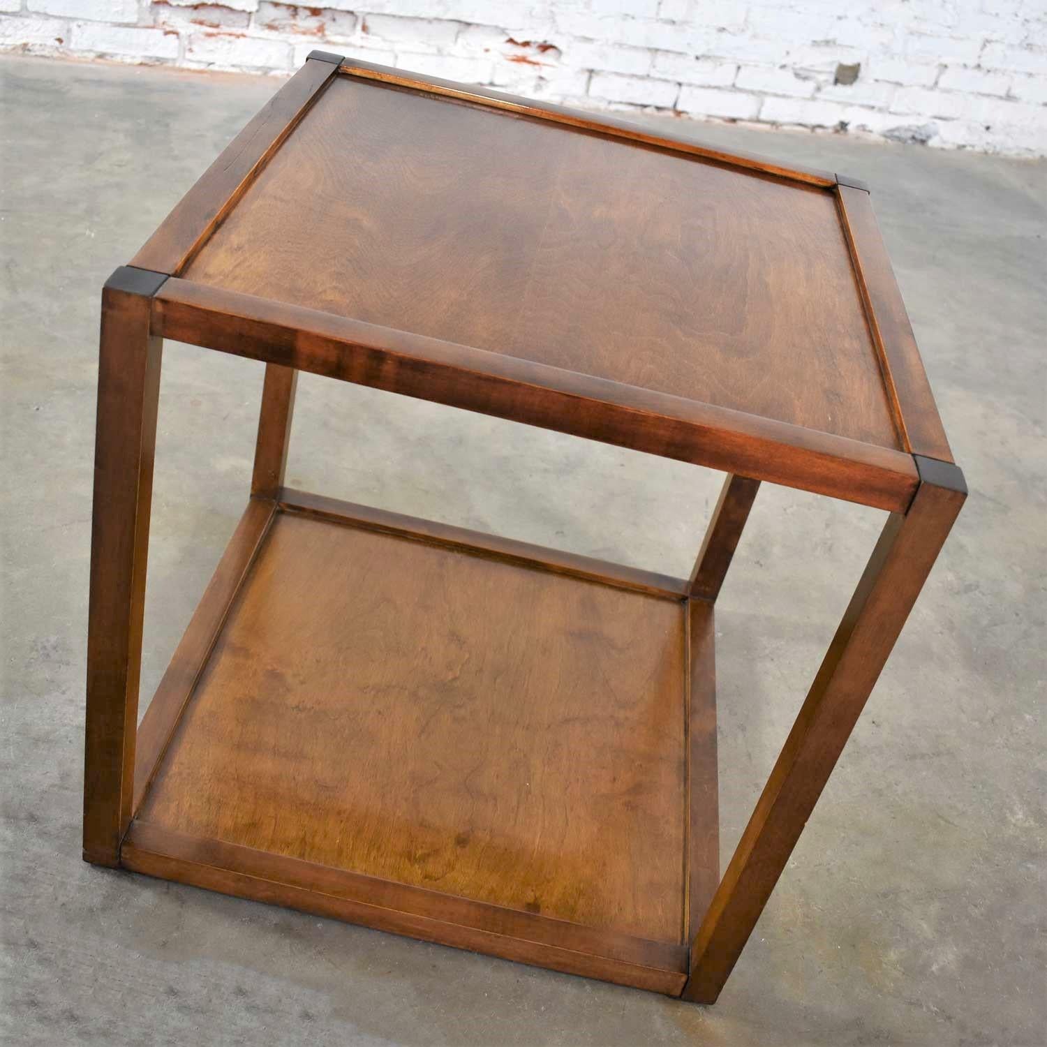 Handsome small Mid-Century Modern cube-like side table, end table or occasional table. It is in incredible vintage condition with no outstanding flaws. Please see photos, circa 1960s.

This small simple square side table is but one of the many