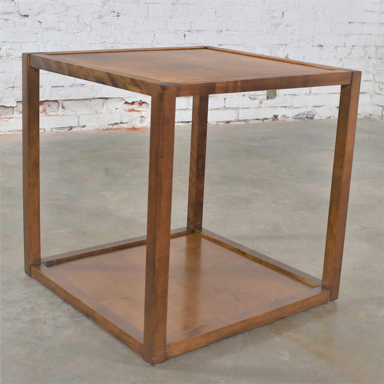 Small Mid-Century Modern Cube Like Side End or Occasional Table In Good Condition For Sale In Topeka, KS