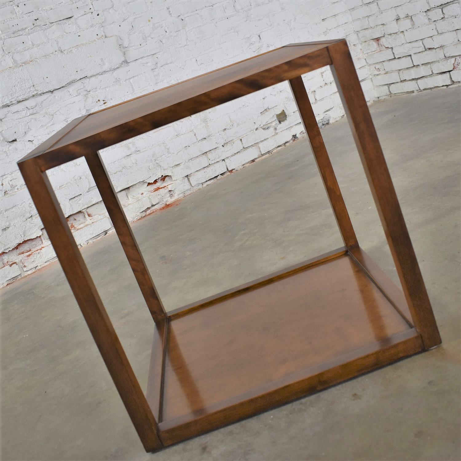 Wood Small Mid-Century Modern Cube Like Side End or Occasional Table For Sale