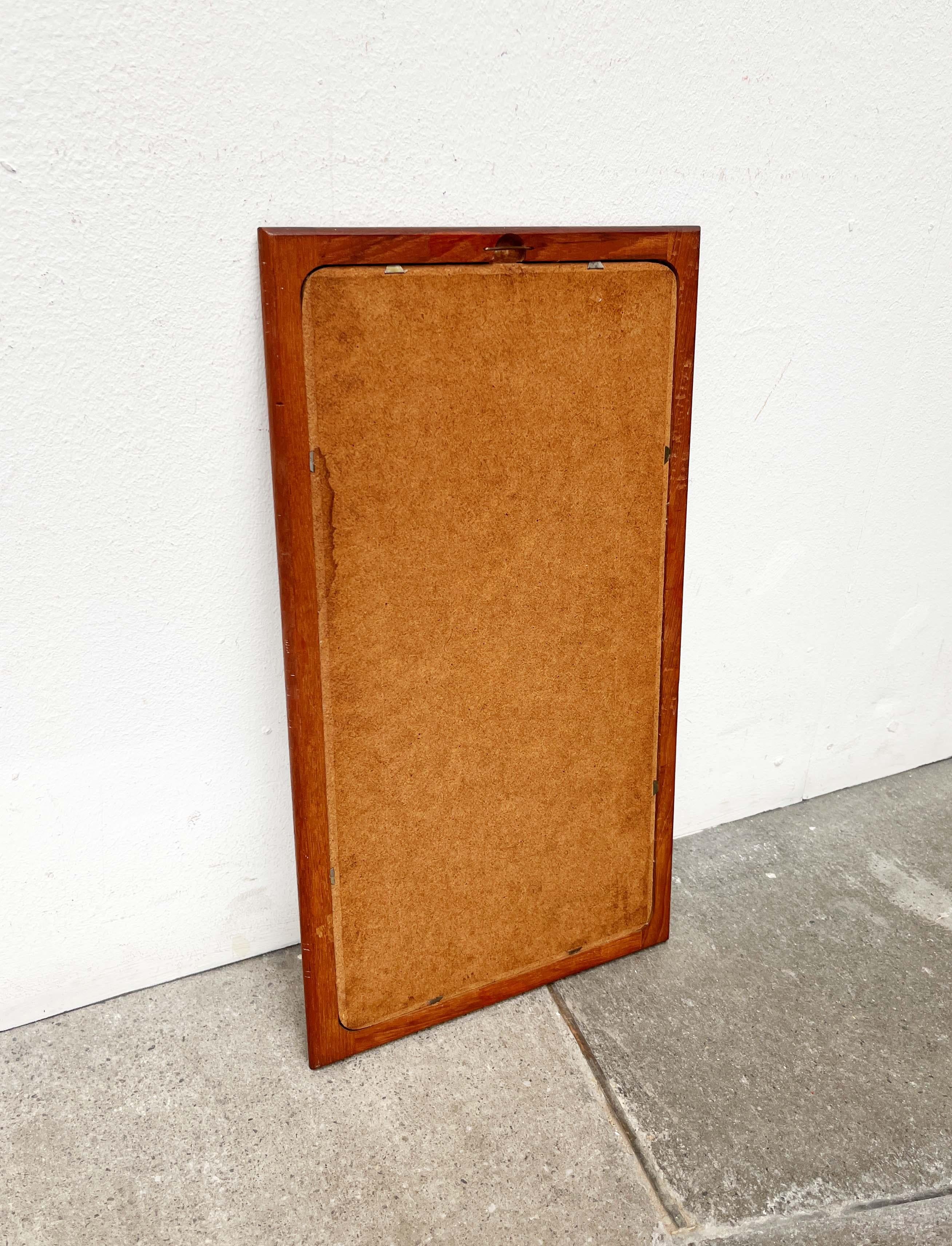 Kleiner moderner dänischer Teakholzspiegel aus der Jahrhundertmitte, 1960er Jahre im Angebot 3