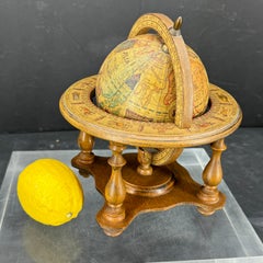 Petite table de bureau italienne Globe mi-siècle moderne pour bar