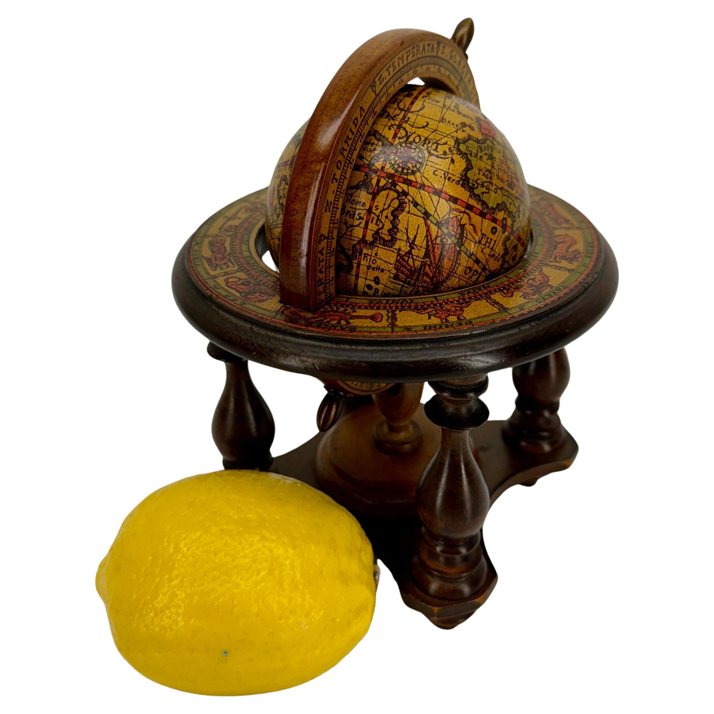 Petit globe de table vintage en bois, marqué 