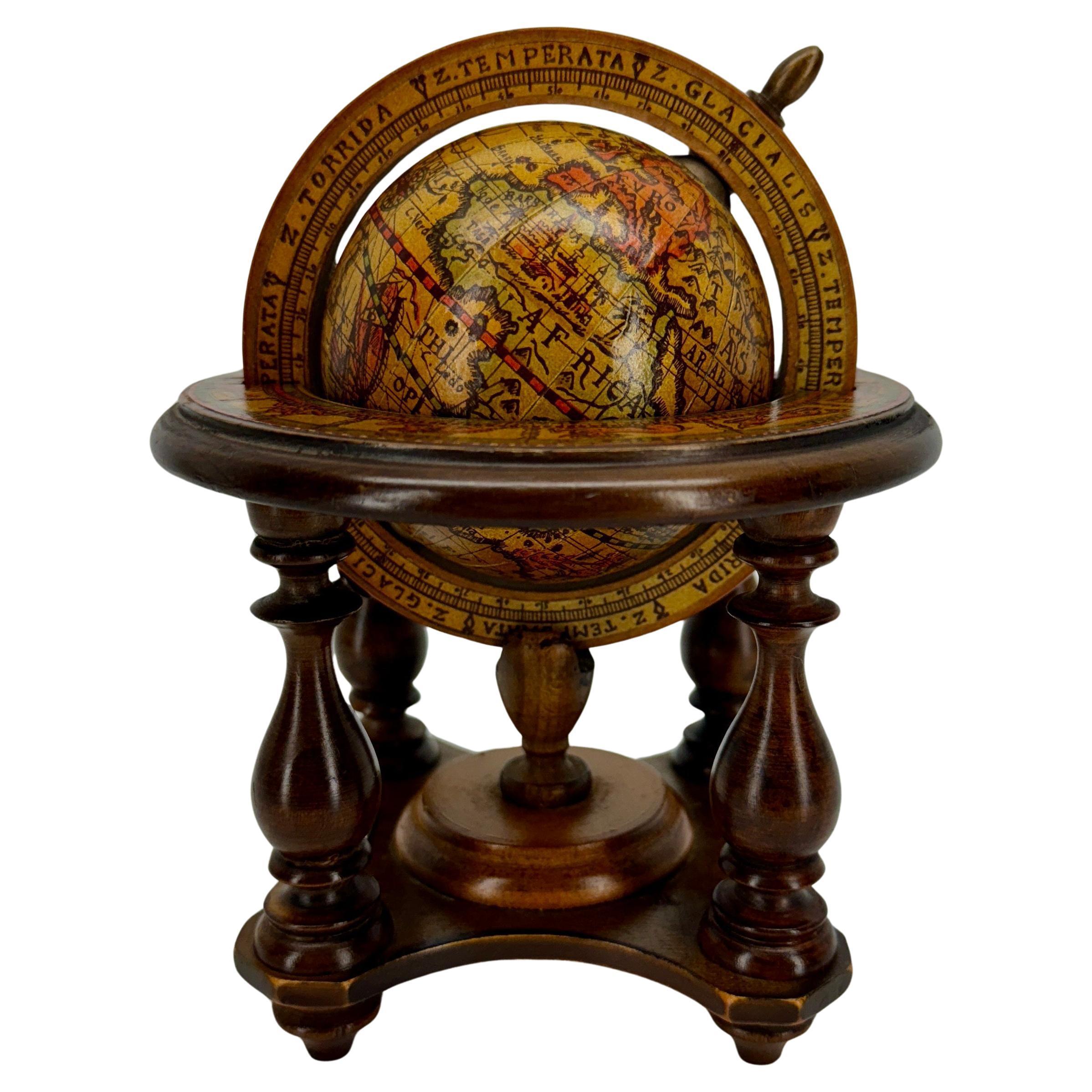 Colonial britannique Petite table de bureau italienne Globe mi-siècle moderne pour bar