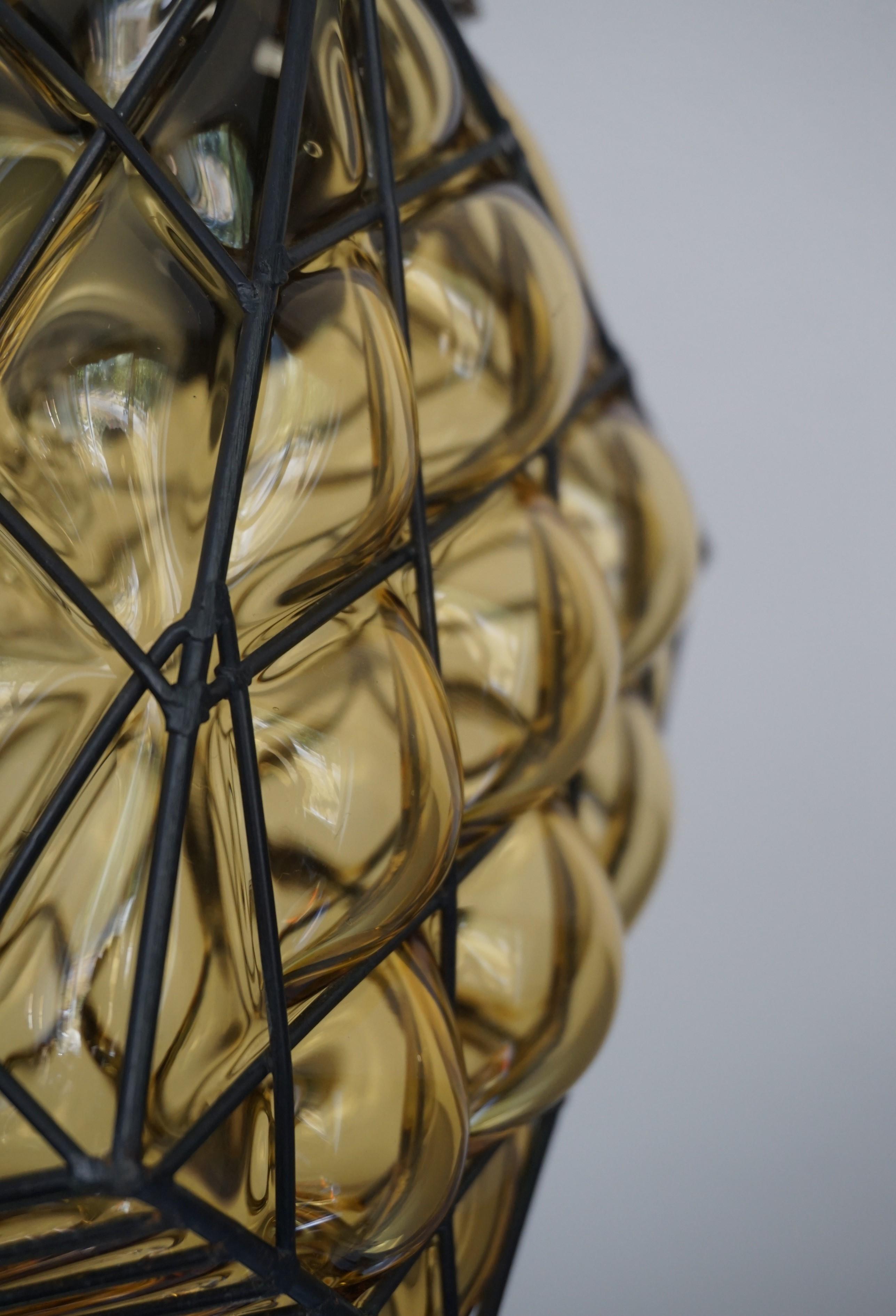 Italienische Mid-Century-Modern-Pendelleuchte aus mundgeblasenem Bernsteinglas in Metallrahmen im Angebot 4