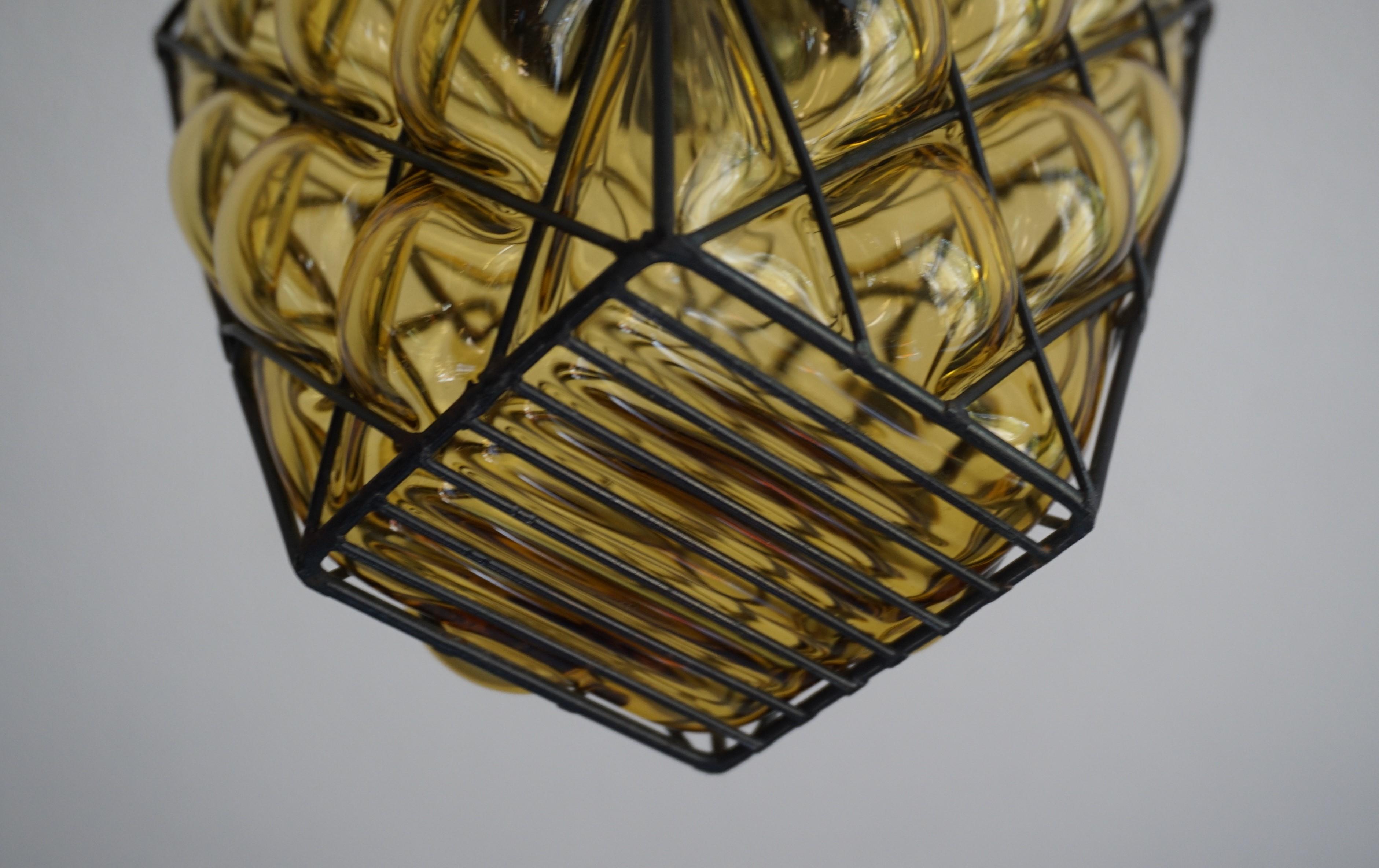 Italienische Mid-Century-Modern-Pendelleuchte aus mundgeblasenem Bernsteinglas in Metallrahmen im Angebot 1