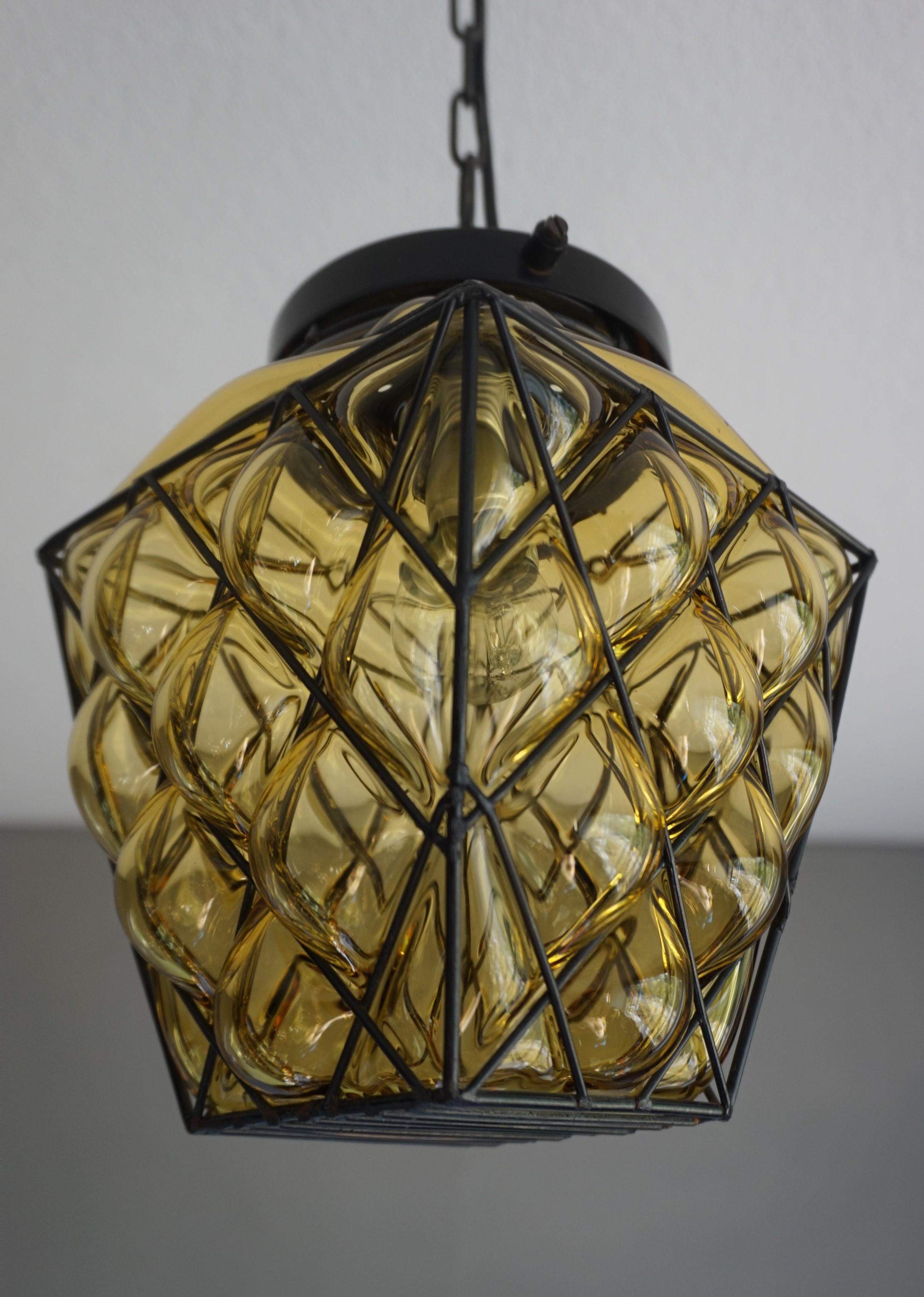 Italienische Mid-Century-Modern-Pendelleuchte aus mundgeblasenem Bernsteinglas in Metallrahmen im Angebot 3