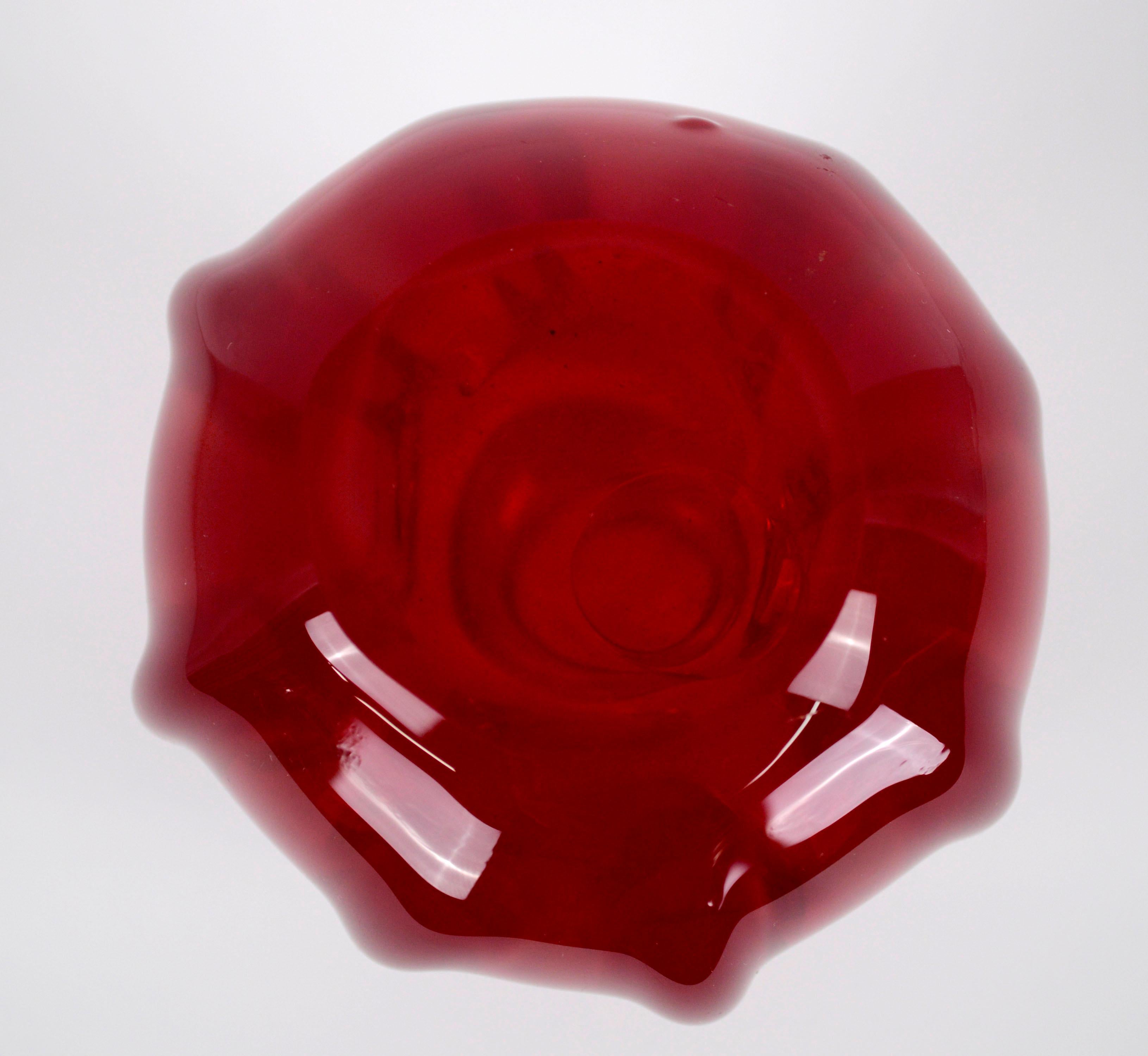 Kleine Knospenvase aus rotem Muranoglas, Mitte des Jahrhunderts im Zustand „Gut“ im Angebot in Soquel, CA