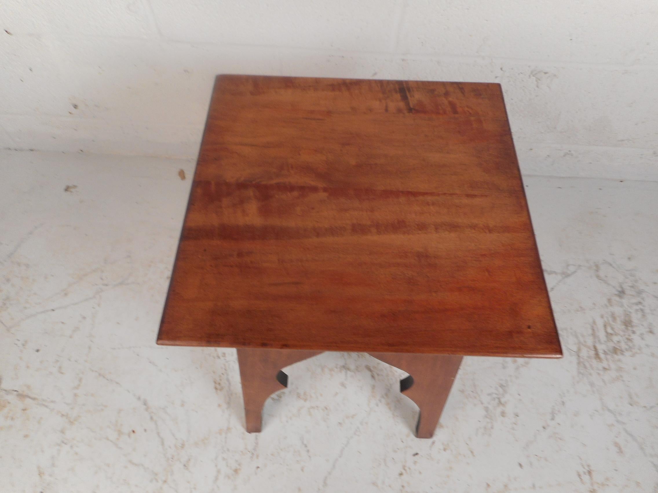 Small Mid-Century Modern Sculpted Side Table or Pedestal In Good Condition In Brooklyn, NY