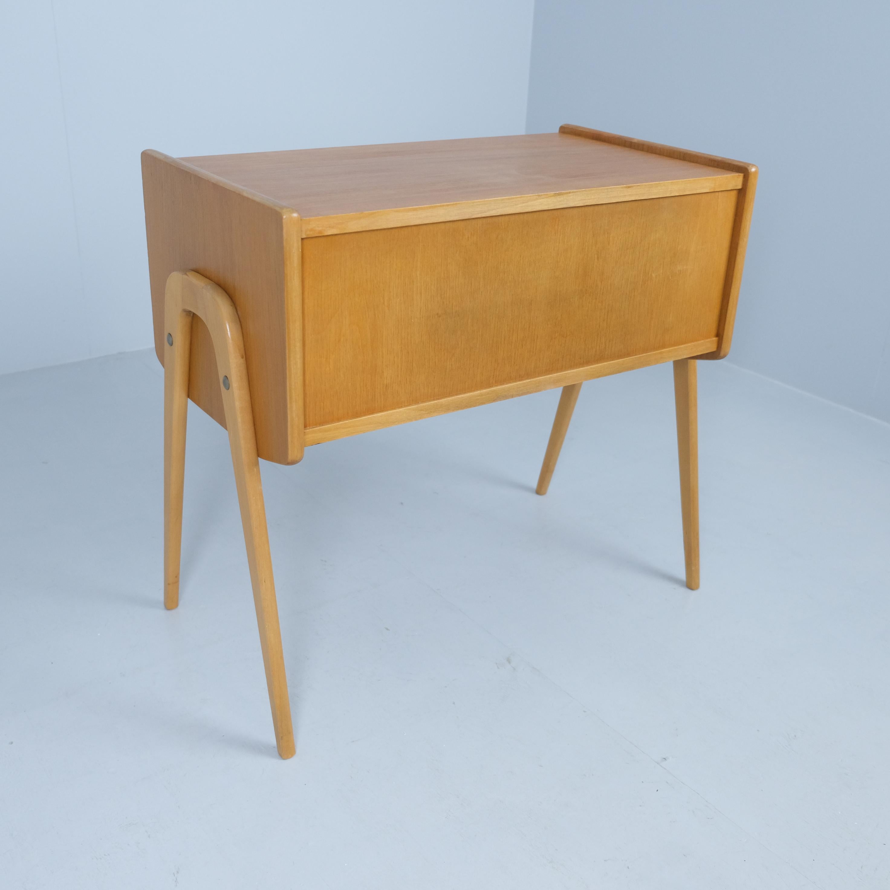 Piccola cassettiera laterale moderna di metà secolo in betulla, Häkli Finlandia 1950s in vendita 3