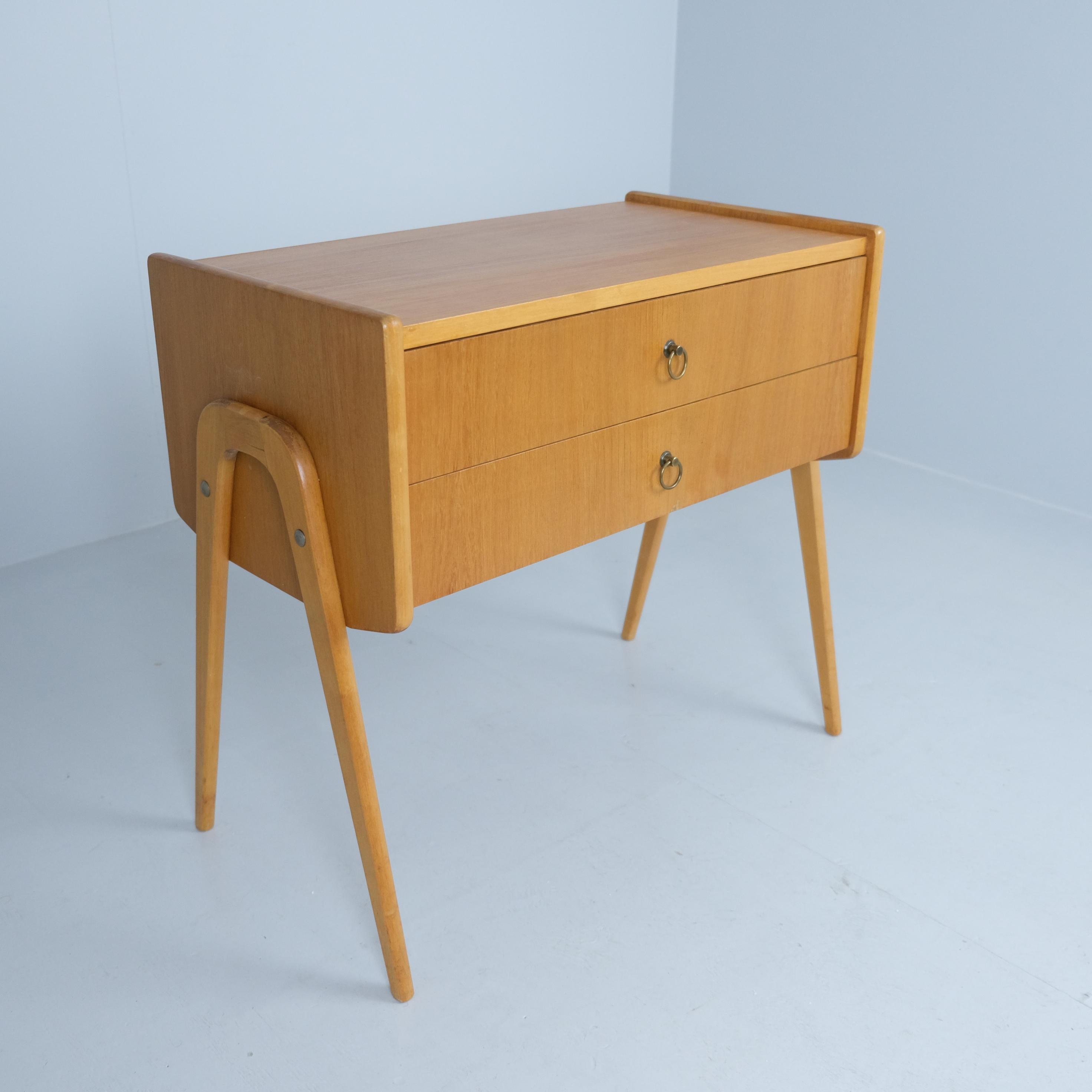 Mid-Century moderno Piccola cassettiera laterale moderna di metà secolo in betulla, Häkli Finlandia 1950s in vendita