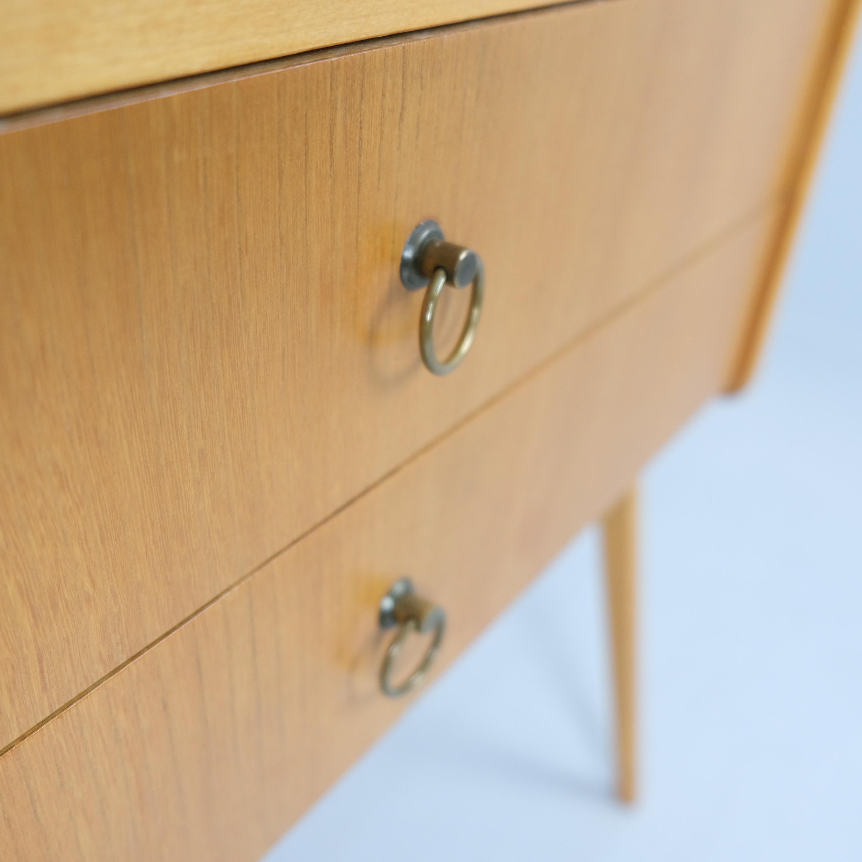 Piccola cassettiera laterale moderna di metà secolo in betulla, Häkli Finlandia 1950s In condizioni buone in vendita a Helsinki, FI