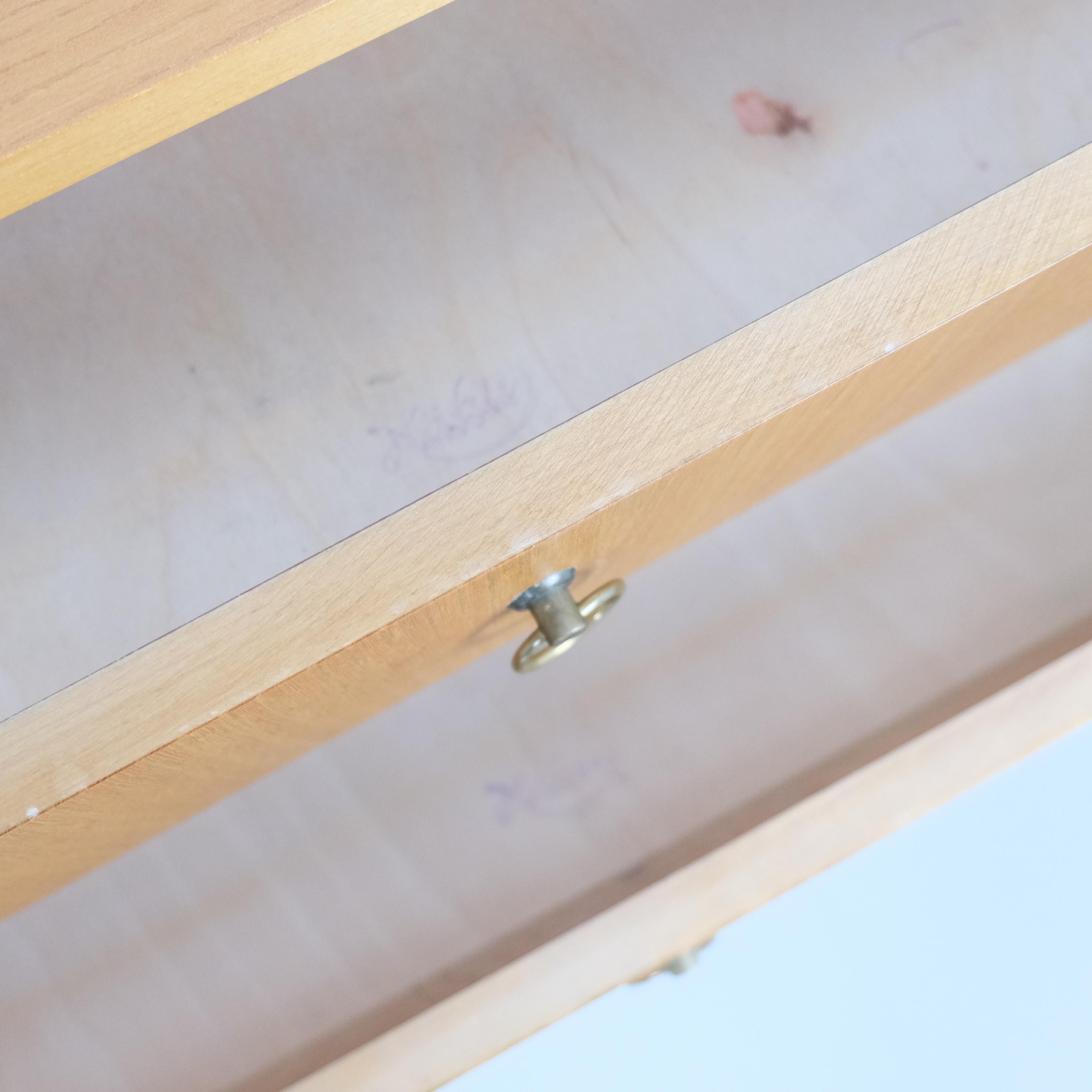 Metà XX secolo Piccola cassettiera laterale moderna di metà secolo in betulla, Häkli Finlandia 1950s in vendita