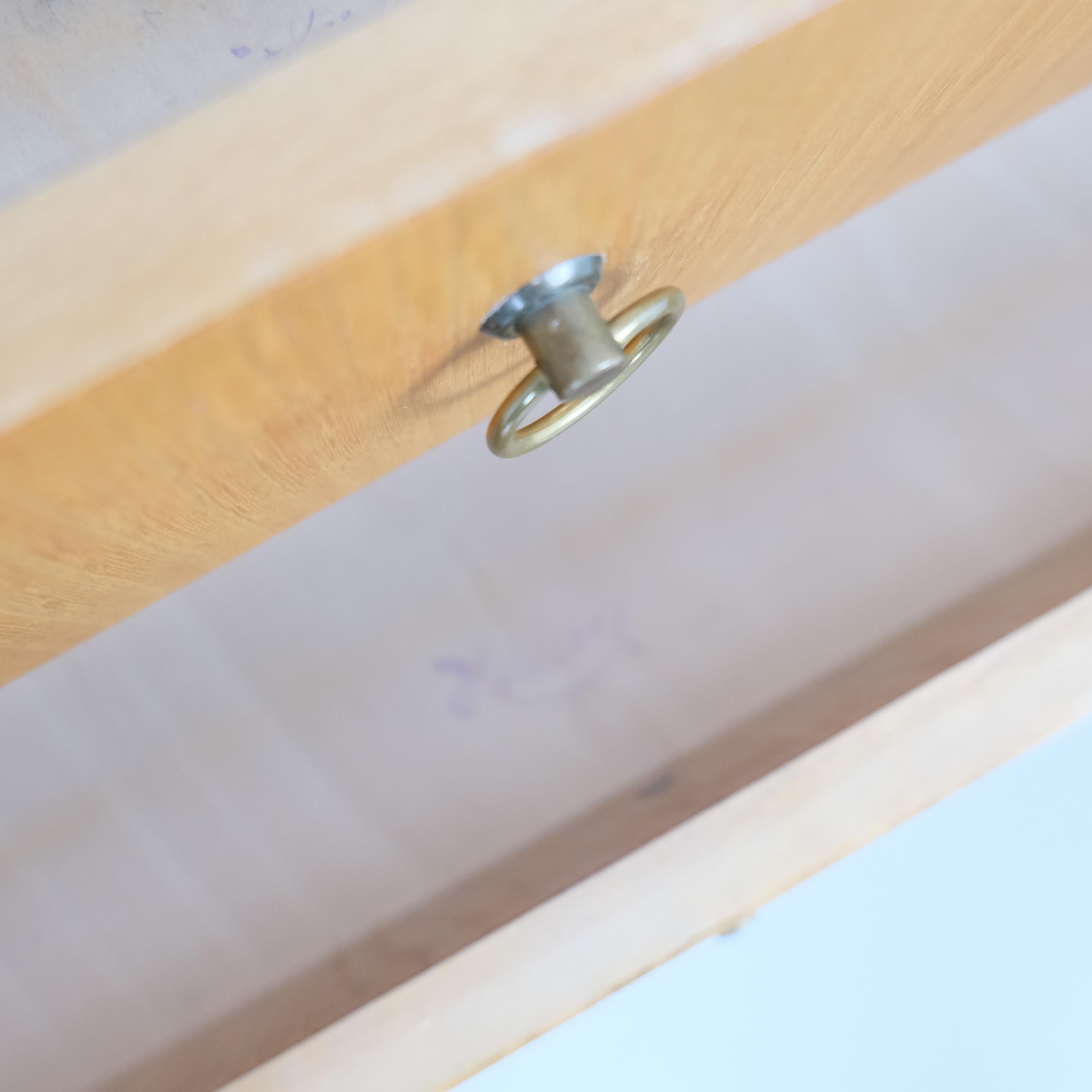 Ottone Piccola cassettiera laterale moderna di metà secolo in betulla, Häkli Finlandia 1950s in vendita