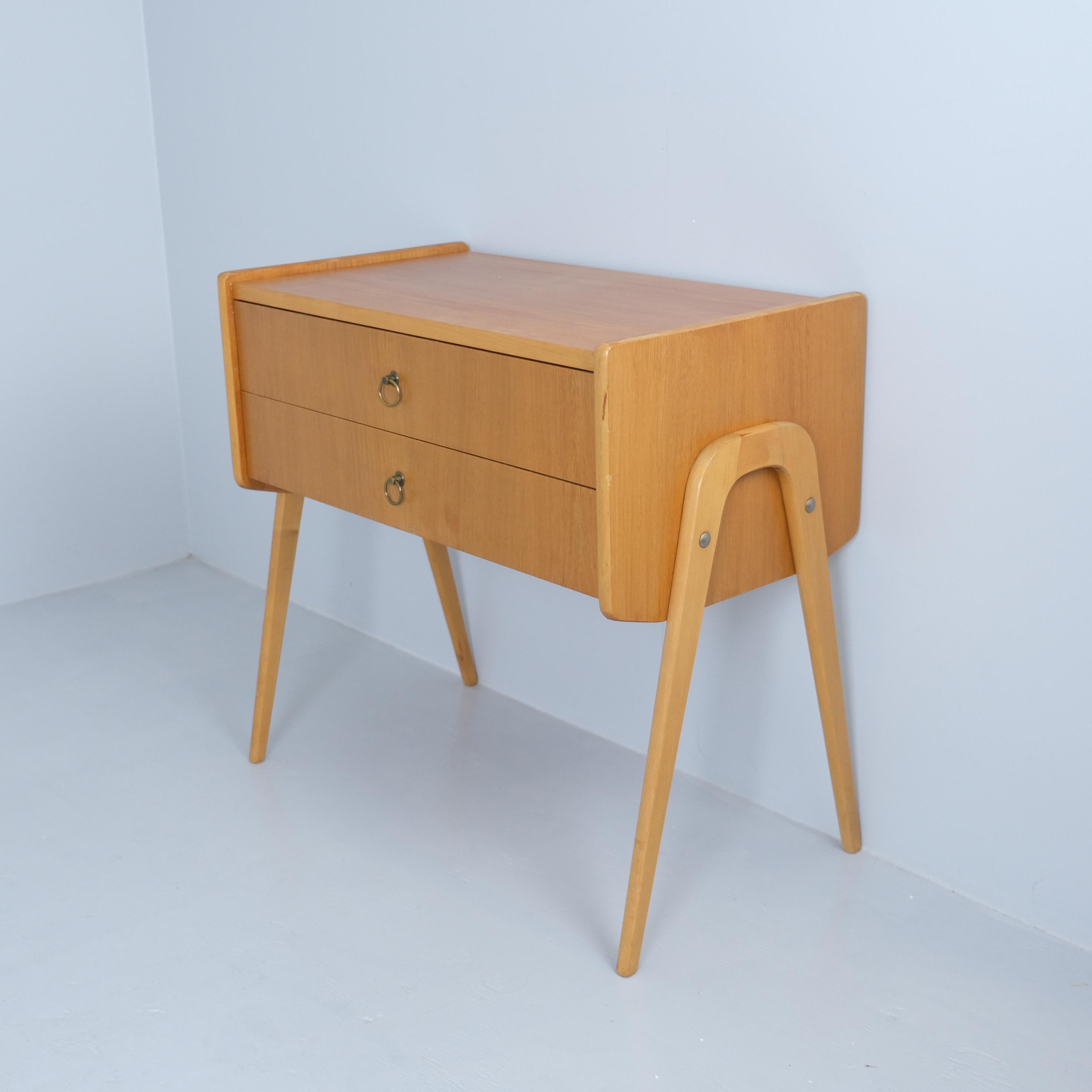 Piccola cassettiera laterale moderna di metà secolo in betulla, Häkli Finlandia 1950s in vendita 1