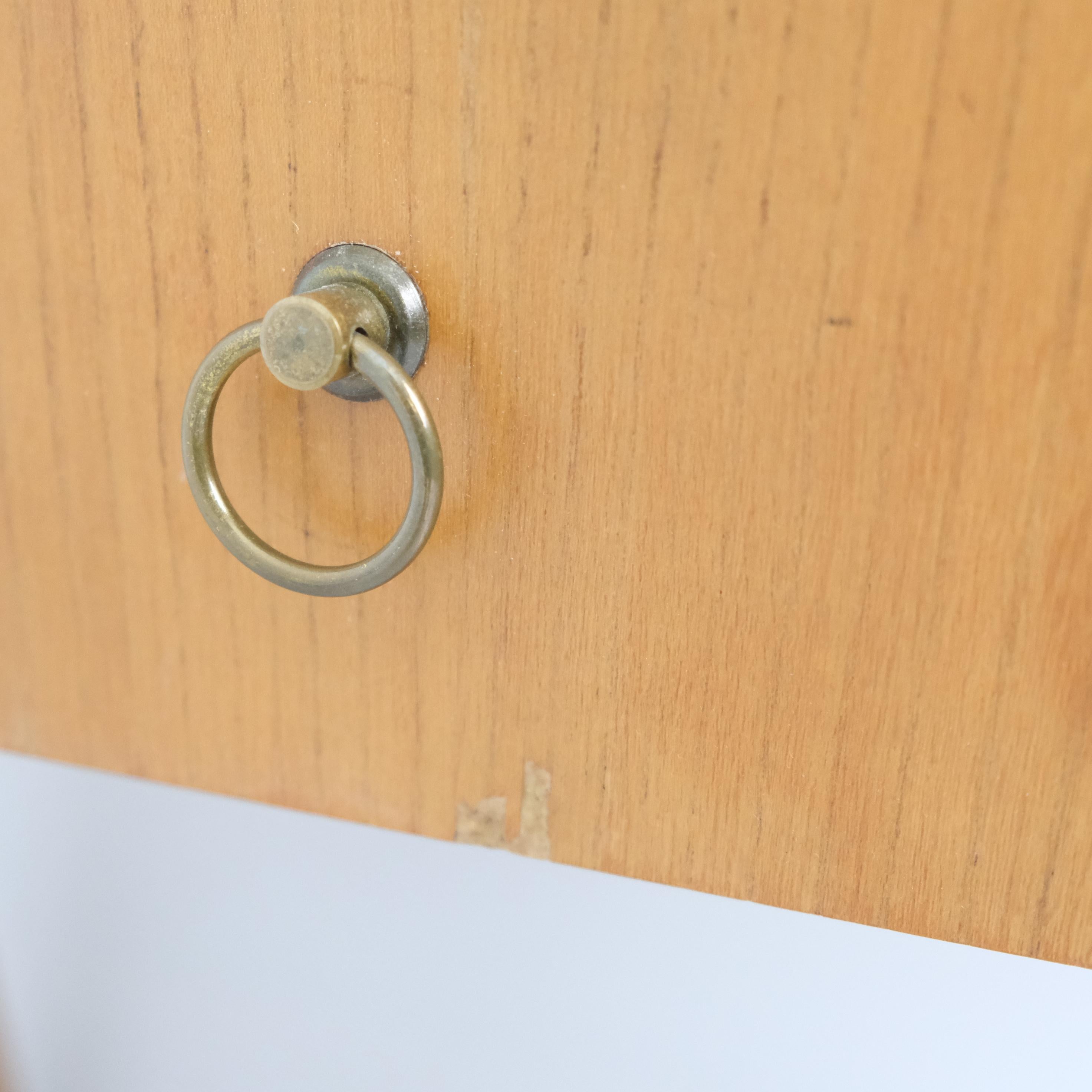 Piccola cassettiera laterale moderna di metà secolo in betulla, Häkli Finlandia 1950s in vendita 2